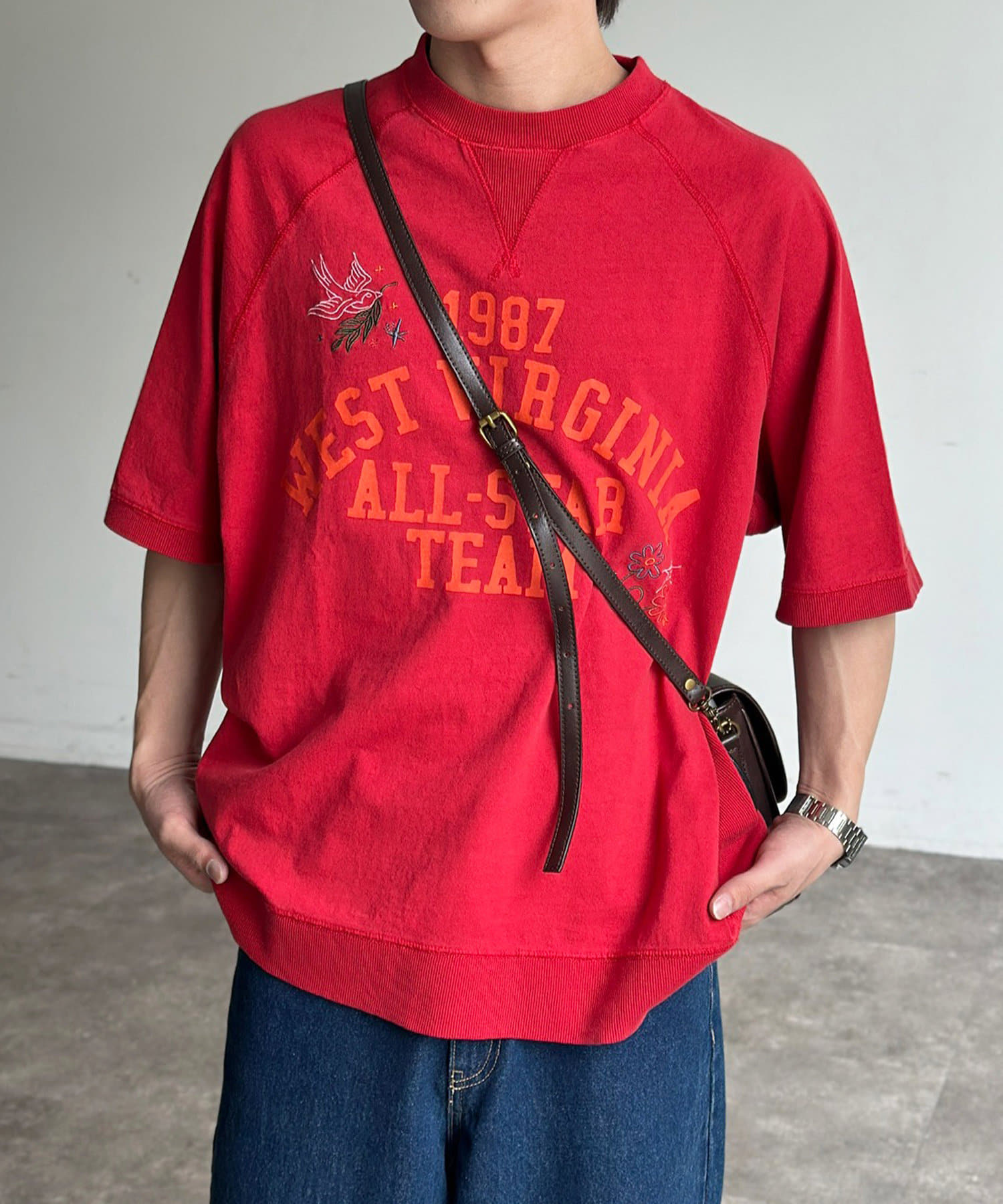 スウェットライクな落書き刺繡の半袖カレッジロゴTシャツカレッジロゴが目を引く、半袖のスウェットライクなTシャツが登場です！胸元の手書き風刺繡が、ヴィンテージライクな雰囲気を演出します。厚すぎないボディ