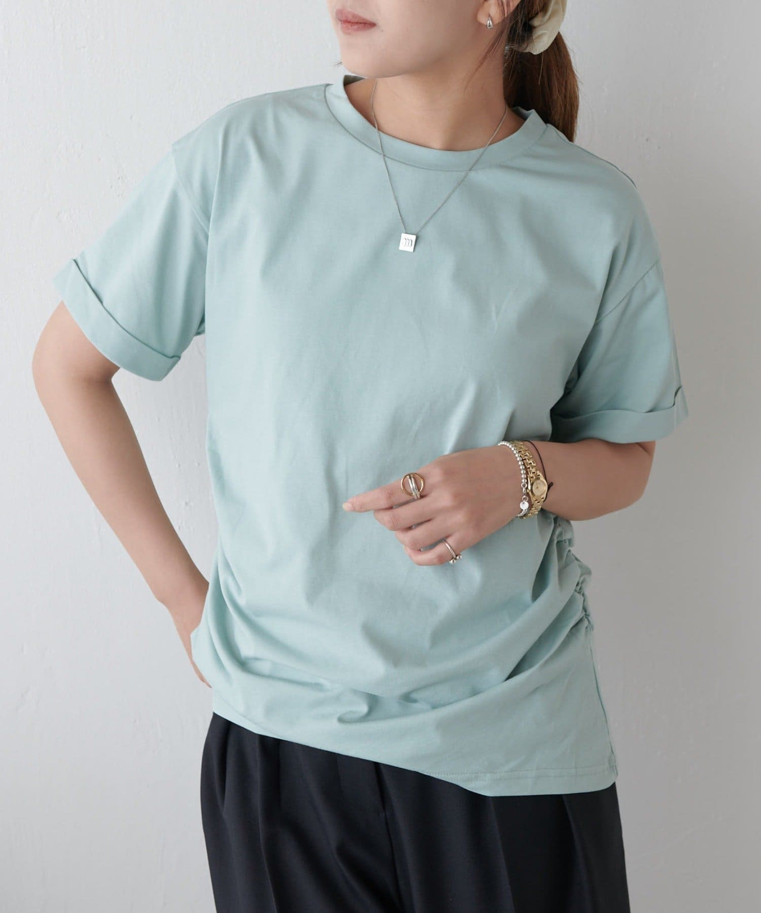 《 Lui's FEMME(ルイス ファム)オリジナル25SSコレクション 》袖ロールS/Sプルオーバー●デザイン袖部分のロールデザインと、腰回りのタックデザインが一枚で決まるポイント。シン
