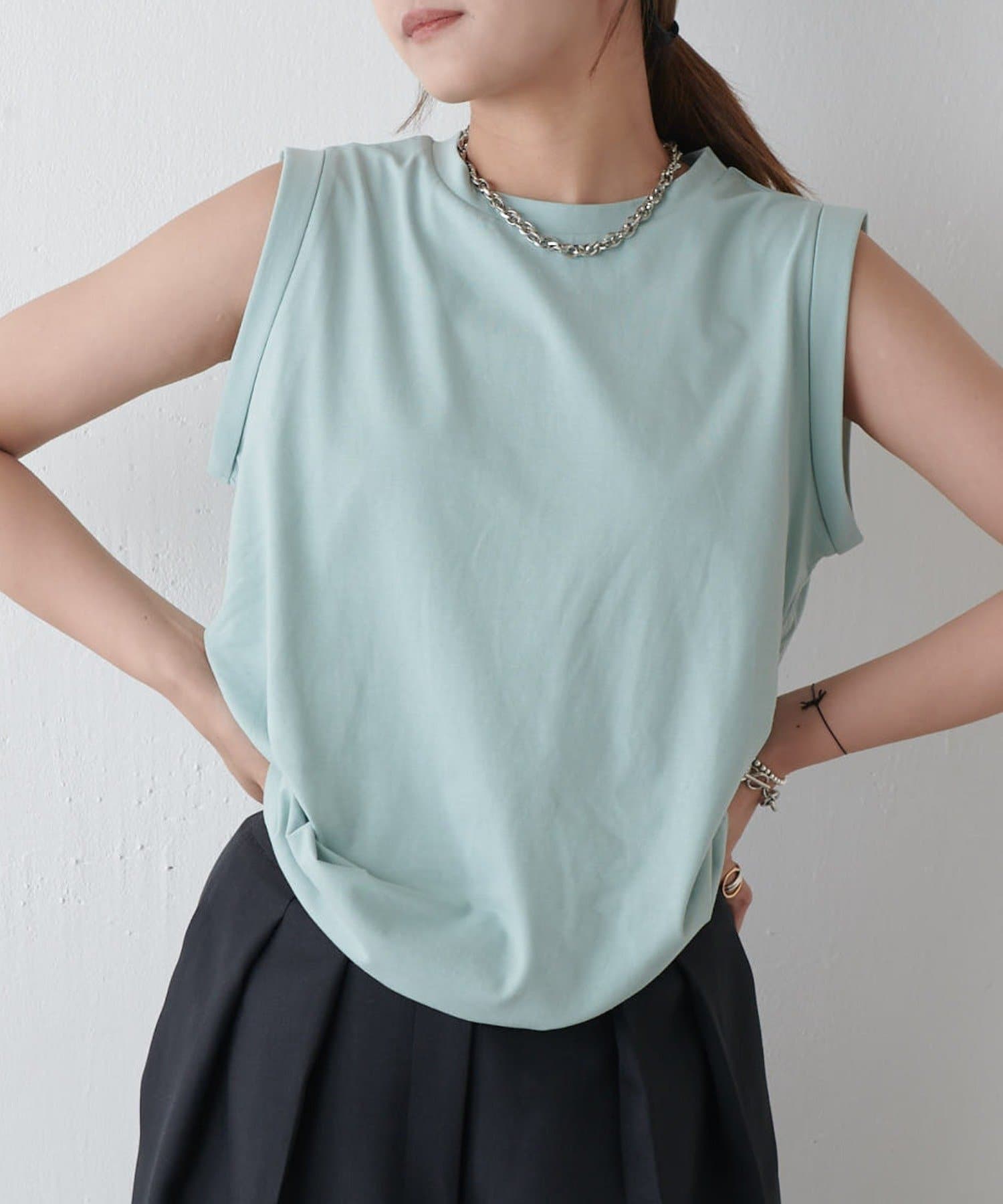 《 Lui's FEMME(ルイス ファム)オリジナル25SSコレクション 》袖ロールノースリーブプルオーバー●デザイン袖ロールデザインで着やすさ抜群なノースリーブトップス。腰回りのタックデ