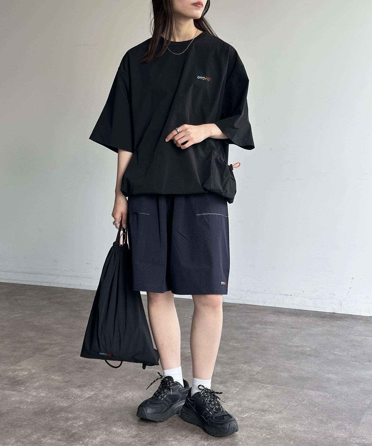 今年のフェスはこれだけでOK！機能性抜群のフェスコーデ3点セットナイロン素材のTシャツ、パンツ、ナップザックの3点がセットになった、フェスやアクティブなシーンにぴったりのアイテムです。同素材で統一され