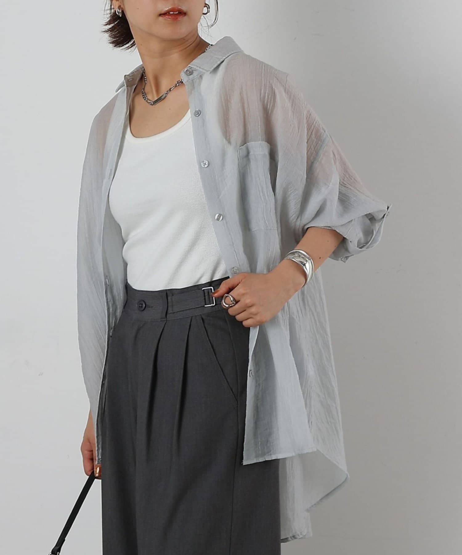 【"抜け感シアー×こなれ楊柳"で叶える万能大人スタイル】トレンドのシアー素材を使用した、大人の女性にぴったりの楊柳シャツが登場。楊柳ならではの繊細なシボ感が表情豊かなニュアンスをプ