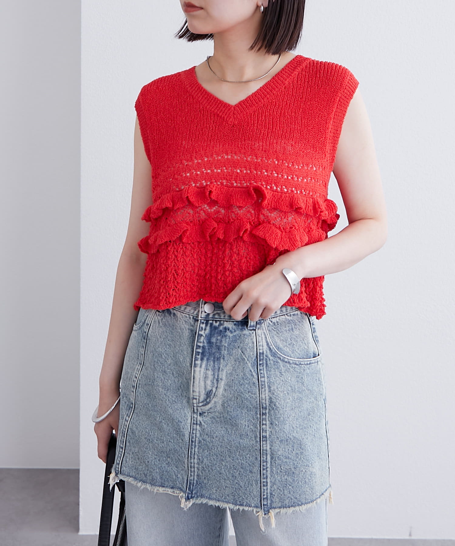 華やかフリルデザインがかわいいアイテムが登場！●デザイン夏仕様のメッシュ素材のニットです。フワッとしたフリルが特徴的なアイテム。横にスリットが施されており、抜け感が◎4色展開でベーシックなカラーや夏ら