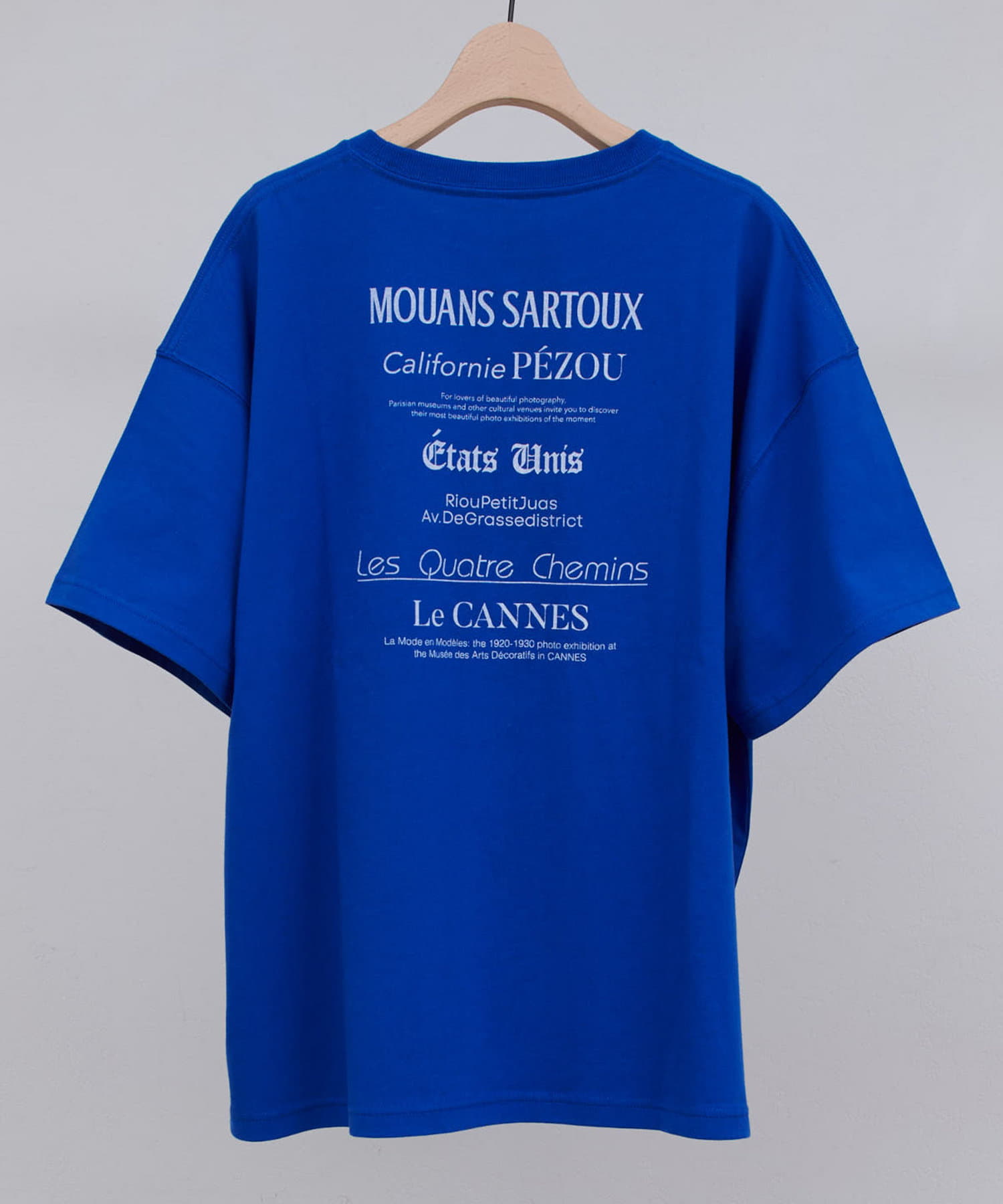 ミックスフォントが目を惹くTシャツ●デザイン複数のフォントスタイルをミックスし、視線を引きつけるグラフィックTシャツ。フロントはシンプルなワンポイントロゴで合わせやすさを持ちながら、バックには大胆にロ