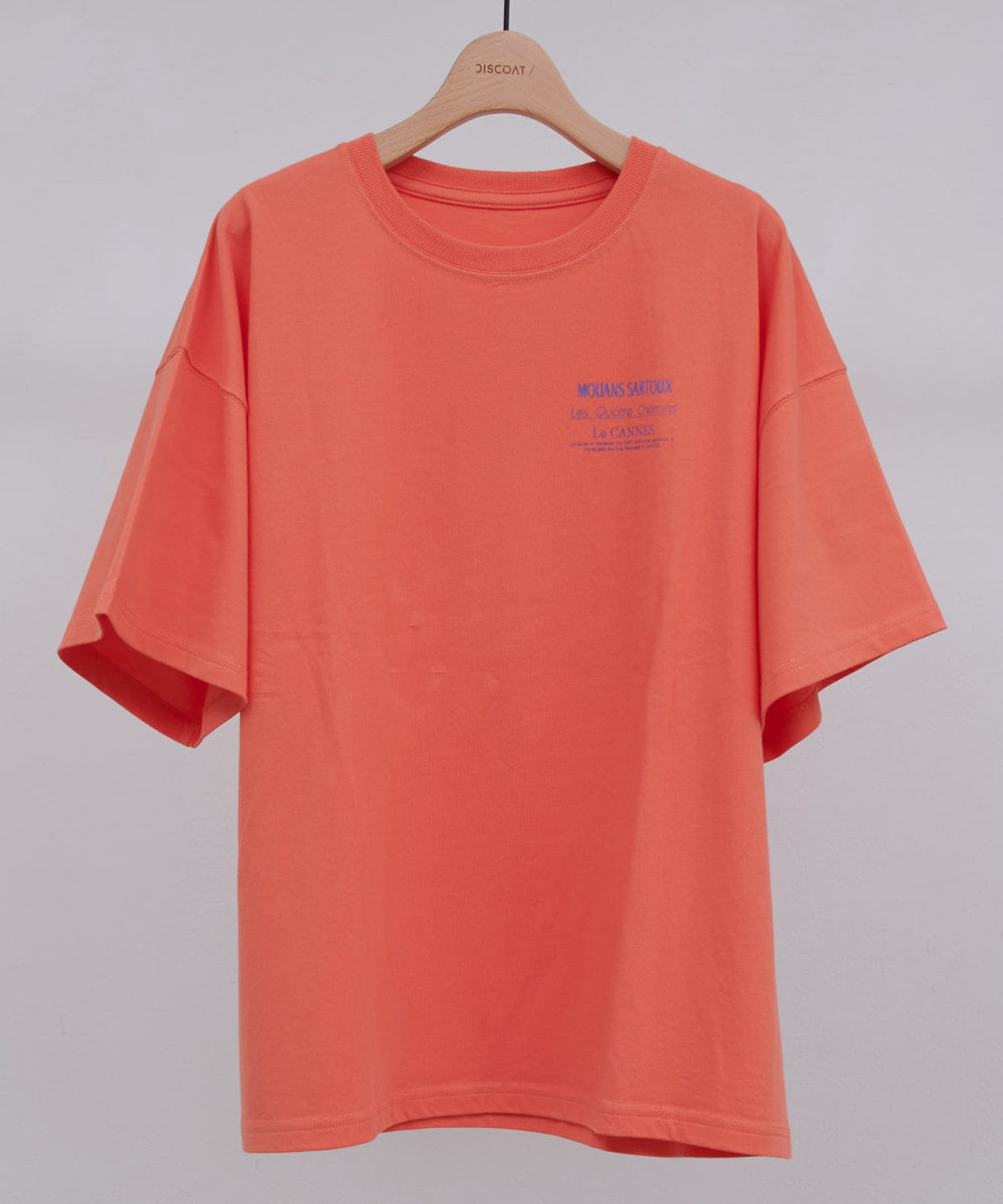 ミックスフォントが目を惹くTシャツ●デザイン複数のフォントスタイルをミックスし、視線を引きつけるグラフィックTシャツ。フロントはシンプルなワンポイントロゴで合わせやすさを持ちながら、バックには大胆にロ