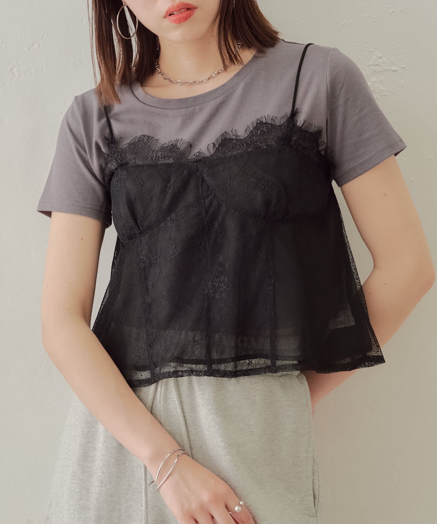 これ1枚でトレンドのレイヤードスタイルが叶うトップスが登場！▶商品ポイント・シンプルなTシャツとキャミは別々にも着られて着回し力抜群。・ 透け感のあるブラカップデザインのキャミが今ぽさをプラス。・Tシ