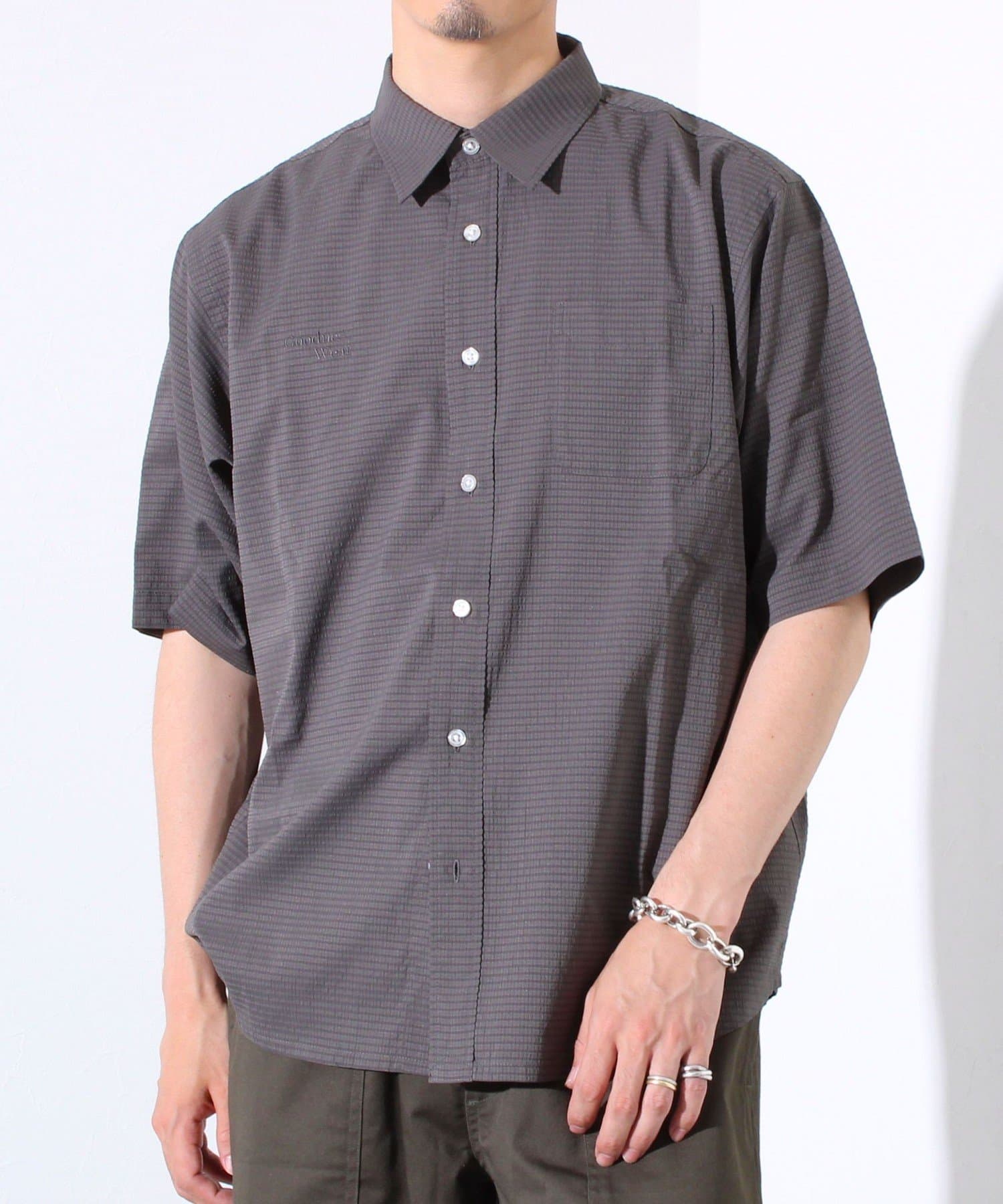 GLOSTERのアイコンでもあるGOODNESSシリーズから、夏に活躍する機能素材ショートスリーブシャツが登場・あえて右胸に施したロゴ刺繍がアクセントの半袖シャツ・通気性や速乾性（クイックドライ）の高