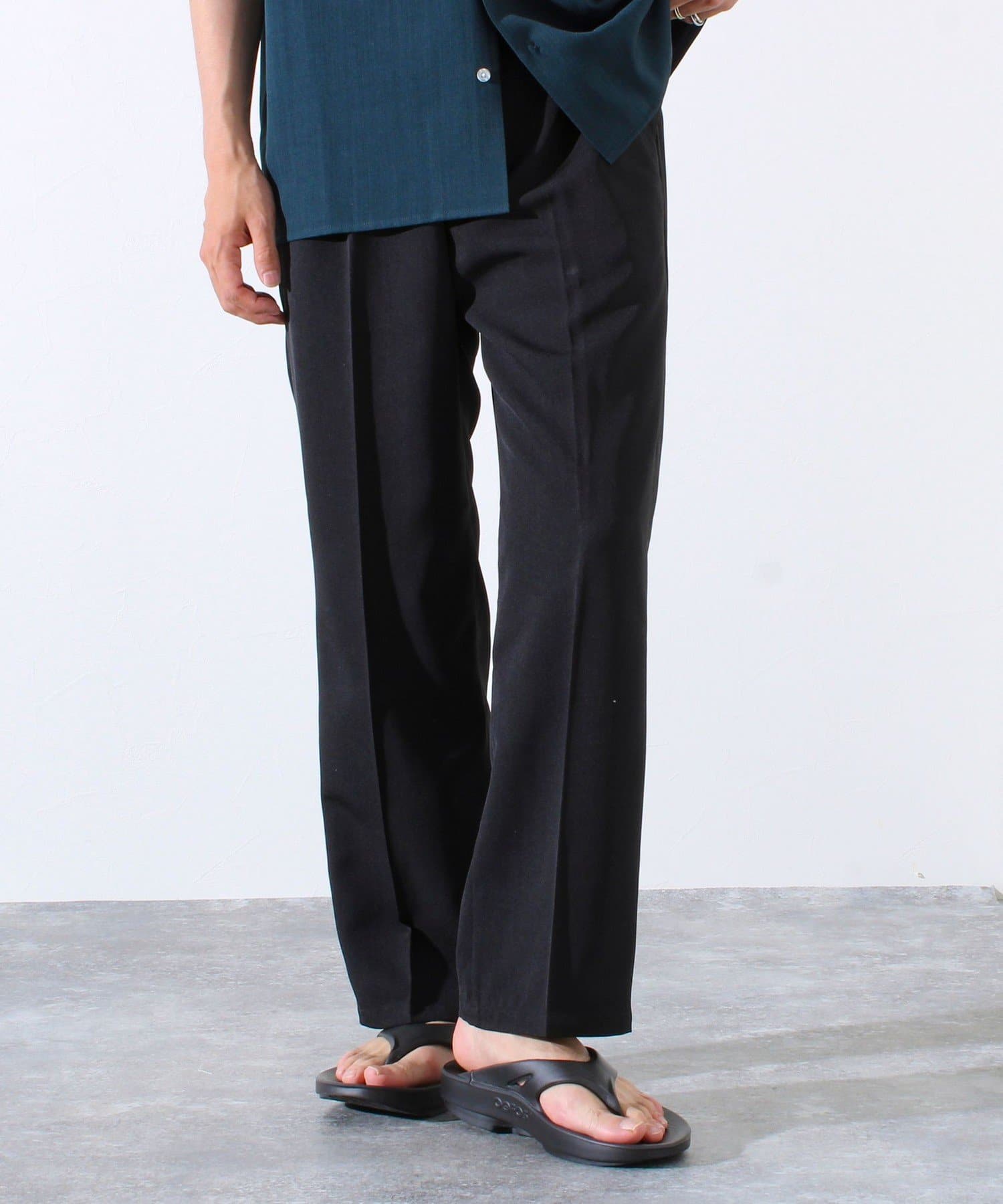 FREDY & GLOSTER(フレディ アンド グロスター) 【GLOSTER】タック入り ドライポリ ワイドストレート スラックスパンツ