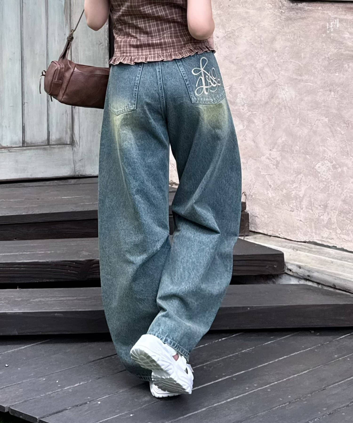 履くだけで簡単にスタイルアップが叶うデニムパンツ■デザイン・お尻周りはキュッと、太ももから裾にかけてはゆるっとしたメリハリのあるシルエットで、スタイルアップ効果が抜群です。・ポケットの刺繍やスタッズが