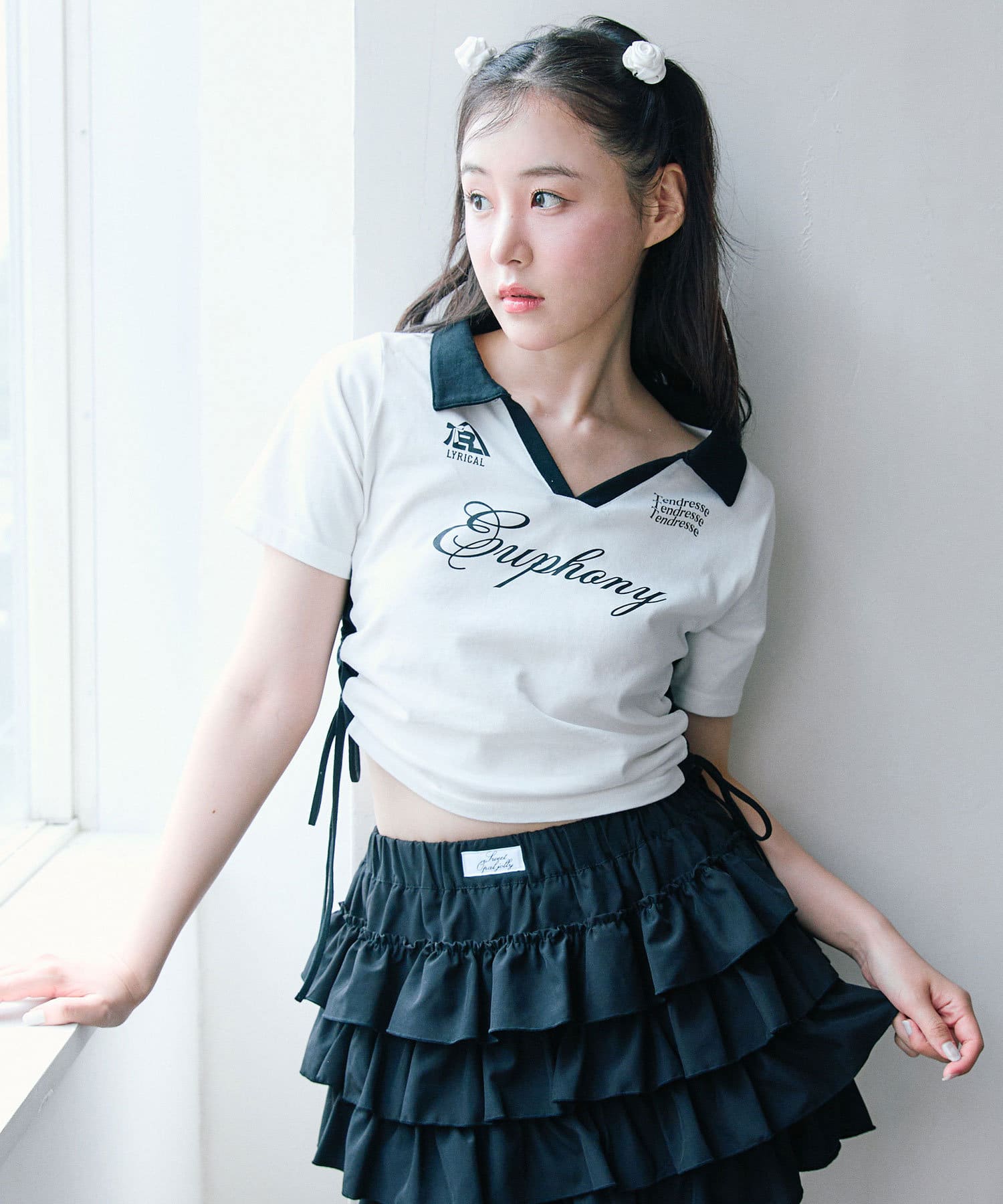 カジュアルとガーリーどっちも叶う万能Tシャツ■デザイン・着るだけででトレンド感がプラスされるデザイン。・スキッパー襟のデザインは開きすぎず程よい深さのVネックで、顔周りすっきり着ていただけます。・サイ