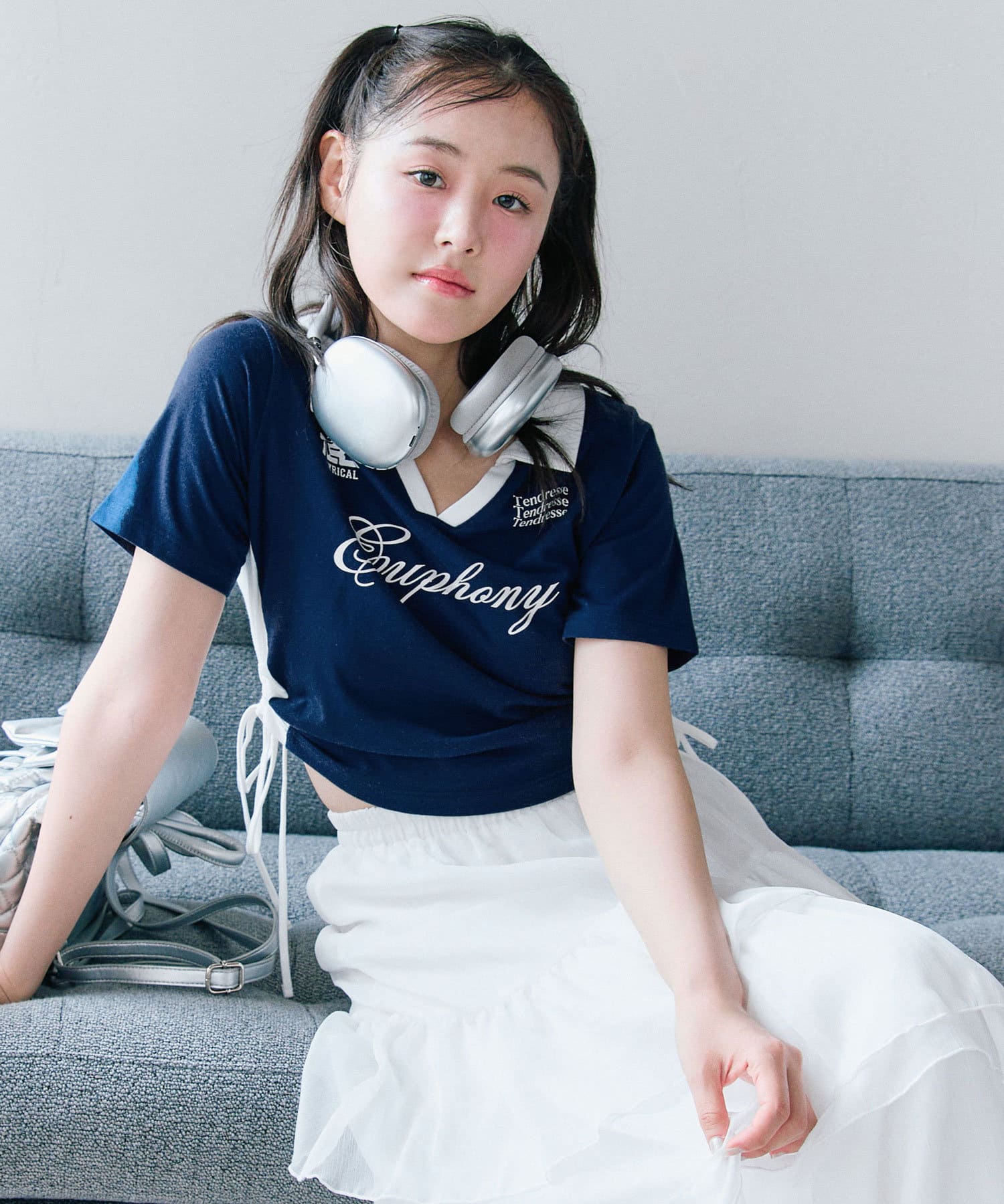 カジュアルとガーリーどっちも叶う万能Tシャツ■デザイン・着るだけででトレンド感がプラスされるデザイン。・スキッパー襟のデザインは開きすぎず程よい深さのVネックで、顔周りすっきり着ていただけます。・サイ