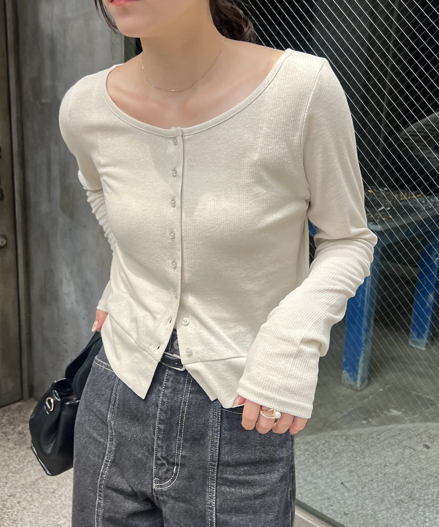 タイトなシルエットが女性らしいカーディガン商品ポイント・長く使えるカットソー素材のカーディガン・ムダのないコンパクトなサイズ感でワンピースやワイドパンツにバランスよく合わせられる・トレンドのバルーンや
