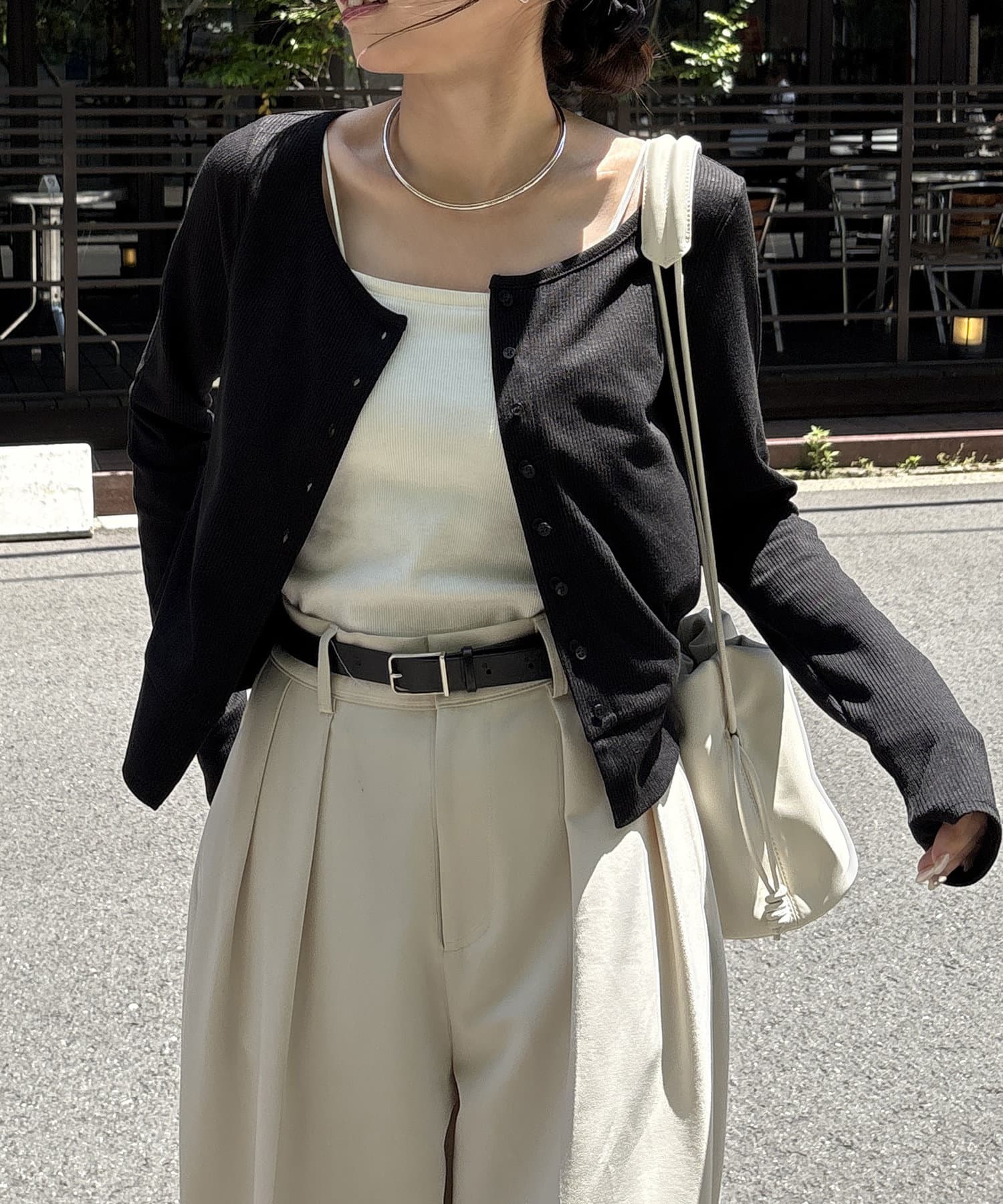 タイトなシルエットが女性らしいカーディガン商品ポイント・長く使えるカットソー素材のカーディガン・ムダのないコンパクトなサイズ感でワンピースやワイドパンツにバランスよく合わせられる・トレンドのバルーンや
