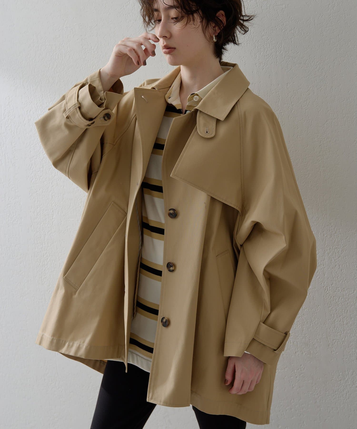 【2025AW】きれいめにもカジュアルにも使いやすいミドル丈コート■オーバーサイズでゆったりと着こなせるバルマカンコート。■インド長綿を使用し高密度かつきれいな綾目で織り上げたギャバ素材を使用。■水を