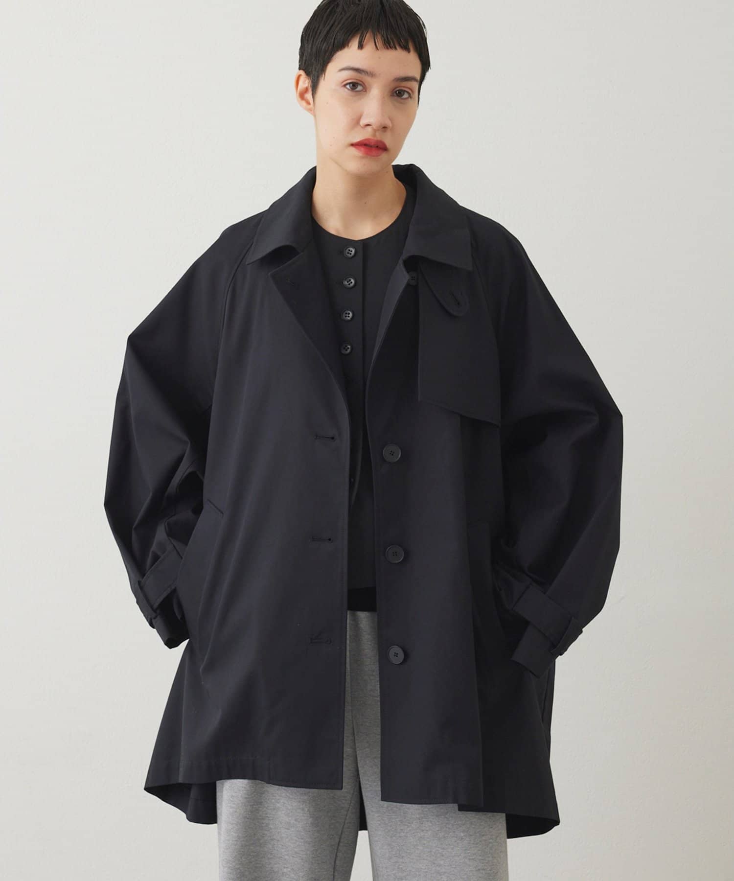 【2025AW】きれいめにもカジュアルにも使いやすいミドル丈コート■オーバーサイズでゆったりと着こなせるバルマカンコート。■インド長綿を使用し高密度かつきれいな綾目で織り上げたギャバ素材を使用。■水を