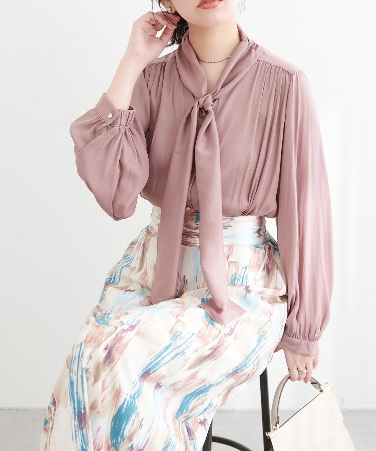 【2025SS natural couture】フェミニンな魅力をプラスしたリボンタイブラウス■Designnaturalcouture定番、マット釦とろみサテンBLのシンプルなノーカラーデザインをア