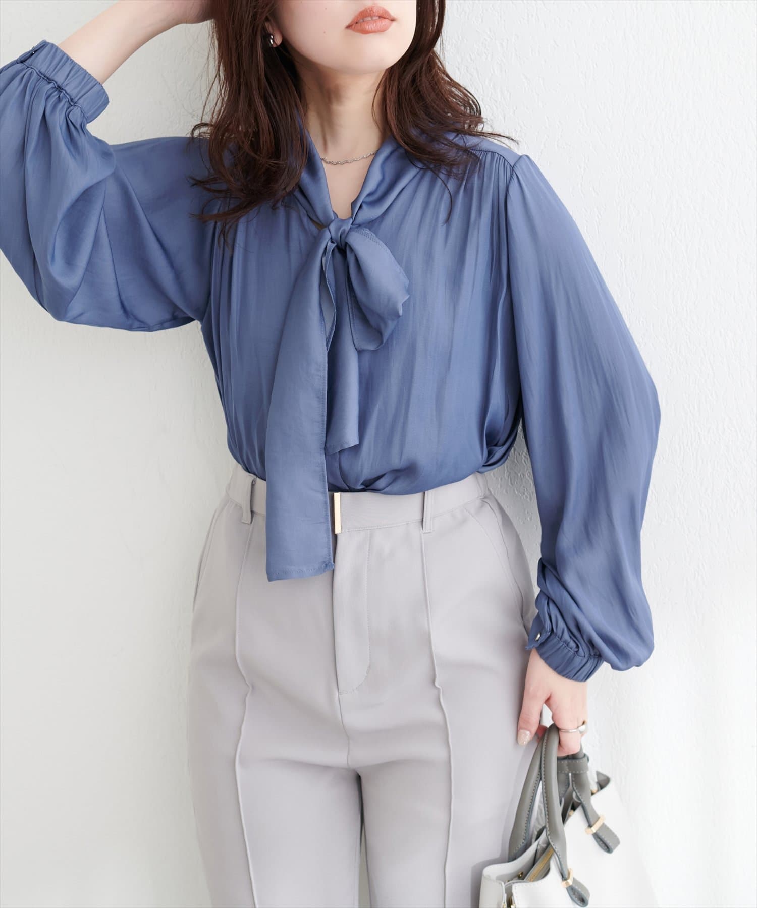 【2025SS natural couture】フェミニンな魅力をプラスしたリボンタイブラウス■Designnaturalcouture定番、マット釦とろみサテンBLのシンプルなノーカラーデザインをア