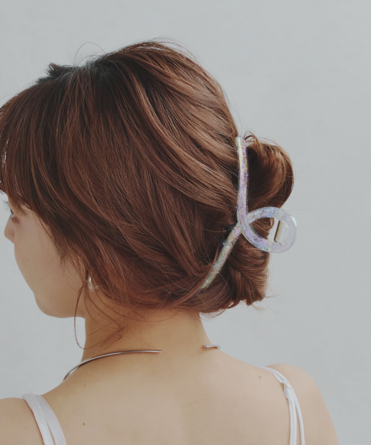 涼しげな印象のクリアクリップラメがキラキラ輝く大きめクリップつけるだけで簡単にヘアアレンジがおしゃれに◎お団子やハーフアップなど様々なアレンジにお使いいただけます クリアラメクリップ Lattice(