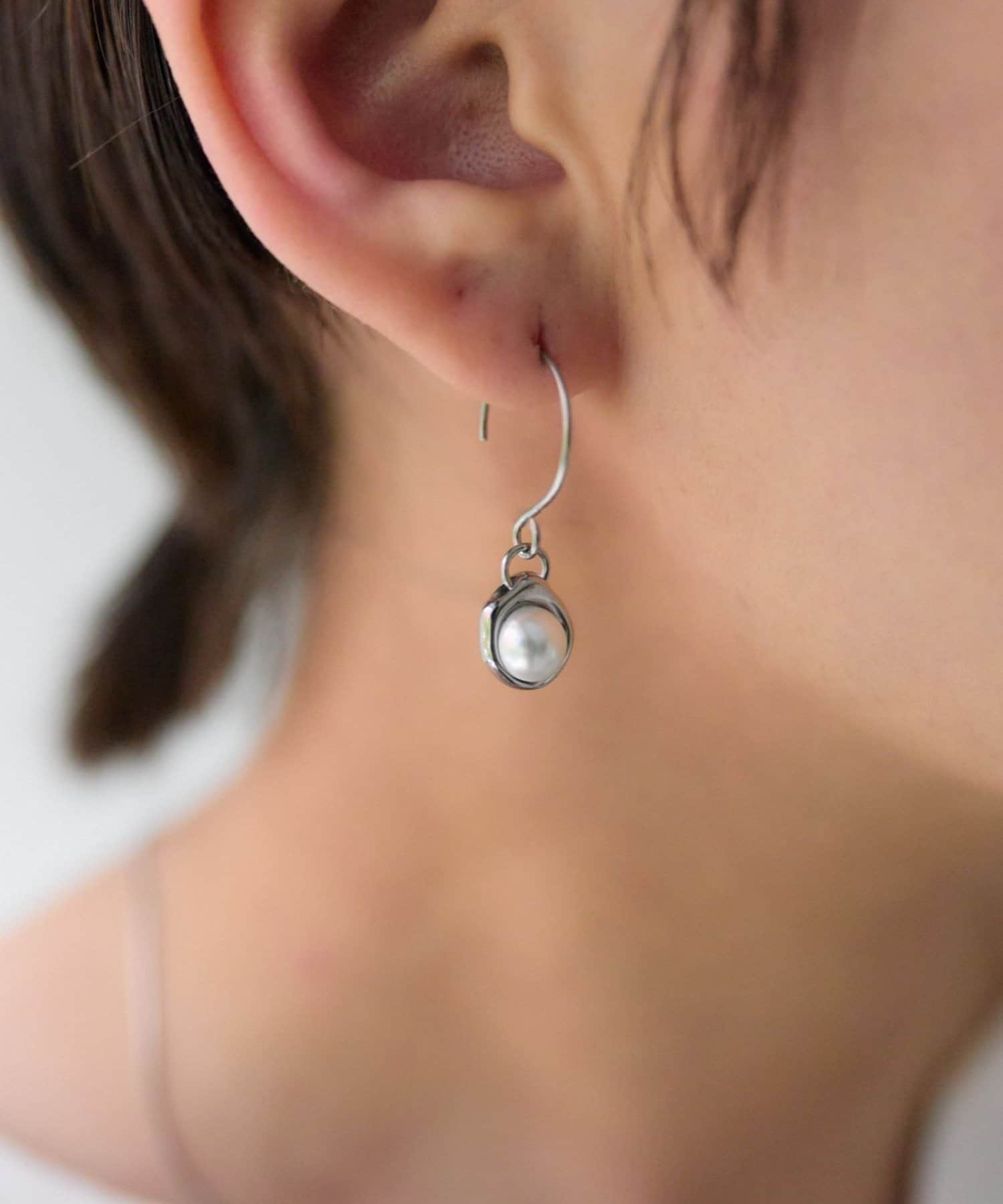 ear PAPILLONNER(イア パピヨネ) 《金属アレルギー対応/ステンレス》枠付きパールピアス