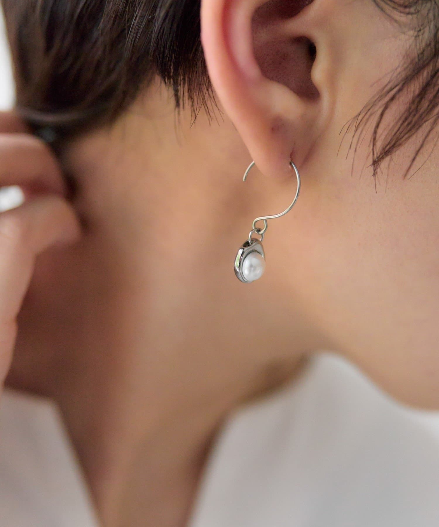 ear PAPILLONNER(イア パピヨネ) 《金属アレルギー対応/ステンレス》枠付きパールピアス