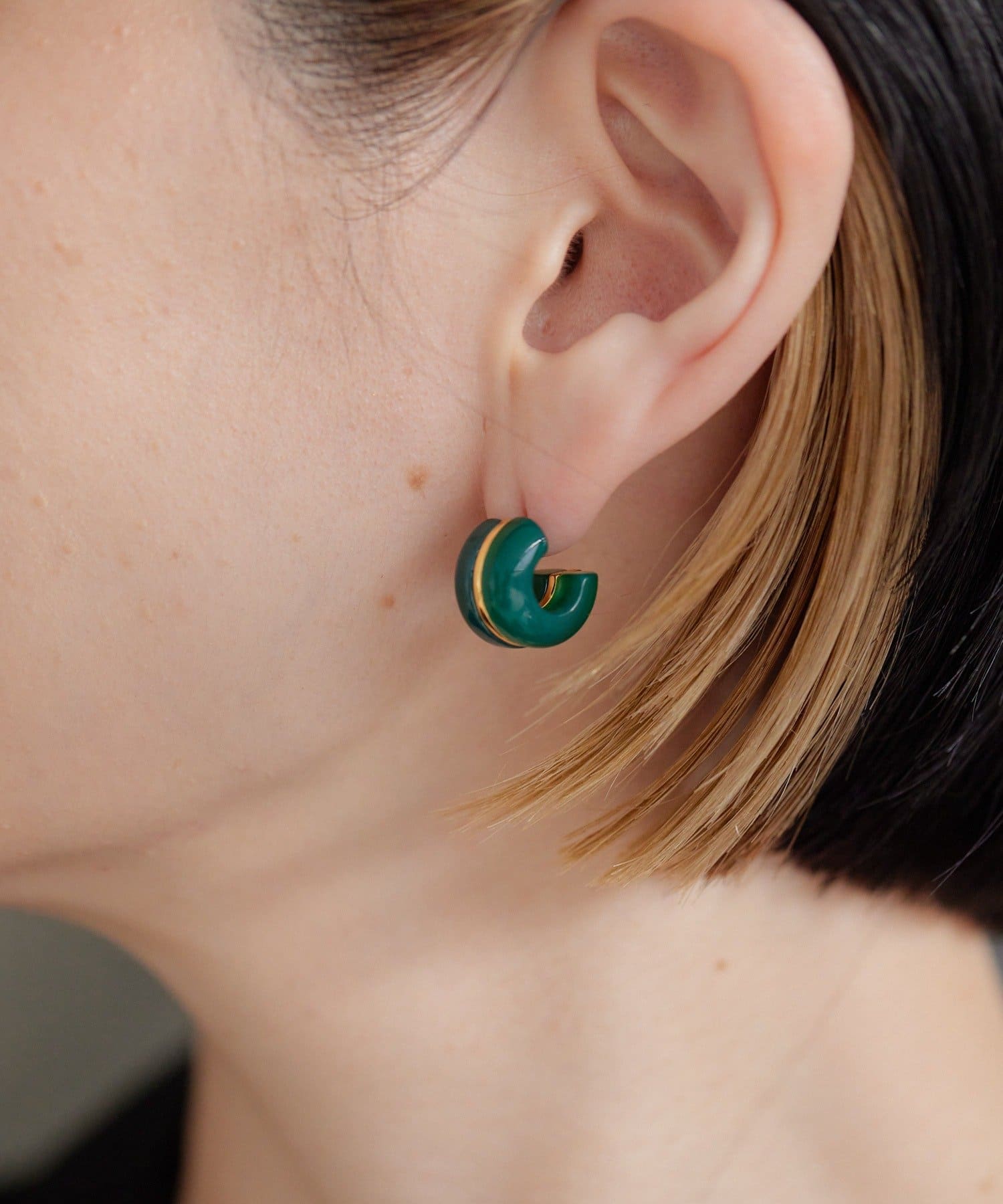 ear PAPILLONNER(イア パピヨネ) 《スターリングシルバー使用》カラーフープピアス