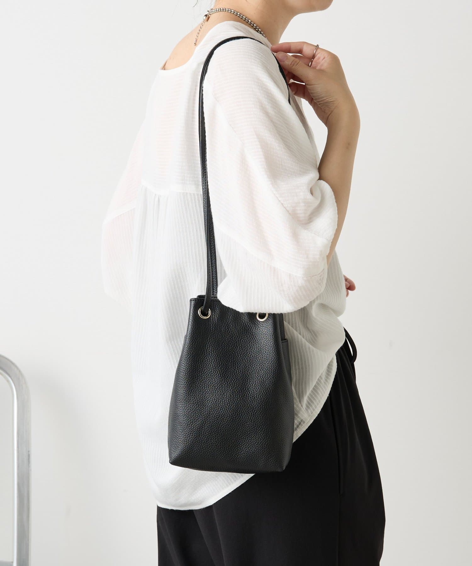 Jena　espace merveilleux(ジェナ　エスパスメルヴェイユ) 【本革/軽量200ｇ】本革ミニ巾着バッグ