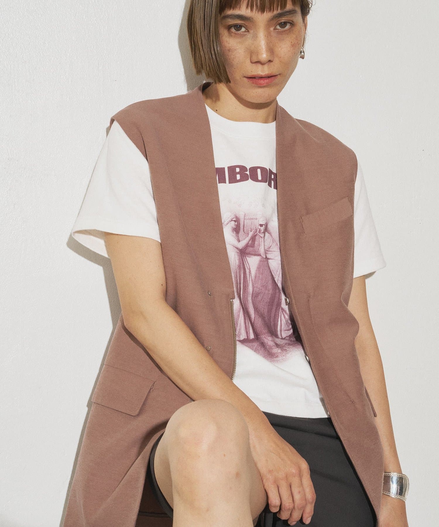 【2025AW】カジュアルにもきれいめにも着回しの効く大人のジレ■レーヨン/コットンのツイル素材を使用したベスト。■コットンのムラ糸を使用した生地は、粗野な表情ながらレーヨンのソフトさも持ち、上品なカ