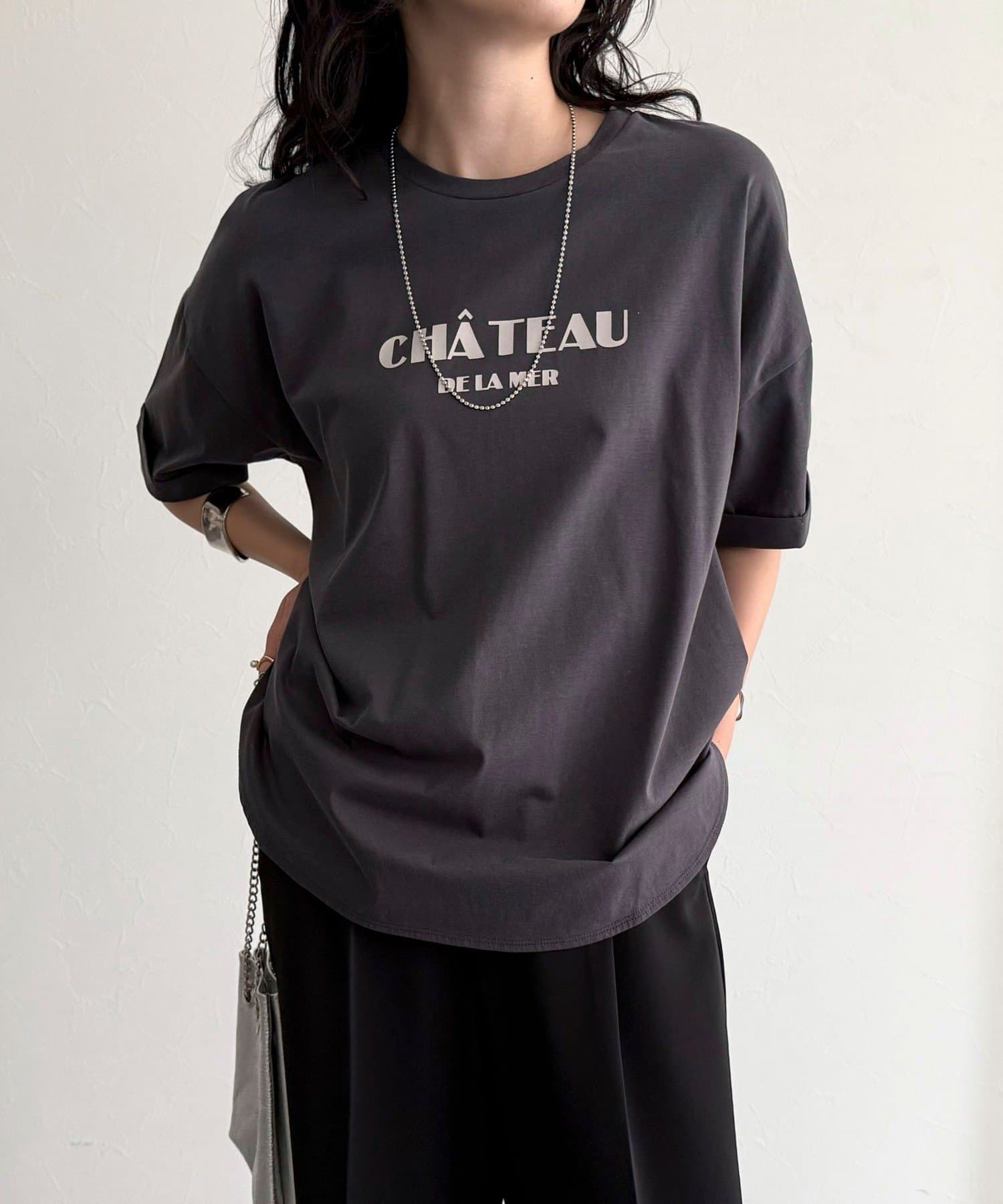 ◇fredy emue◇【2025 SS】着心地の良さが魅力的なシルケットロゴTシャツ●point・昨年人気だった英語のロゴがアクセントになった半袖Tシャツです・今期は少し袖丈を長くしてリニューアル！