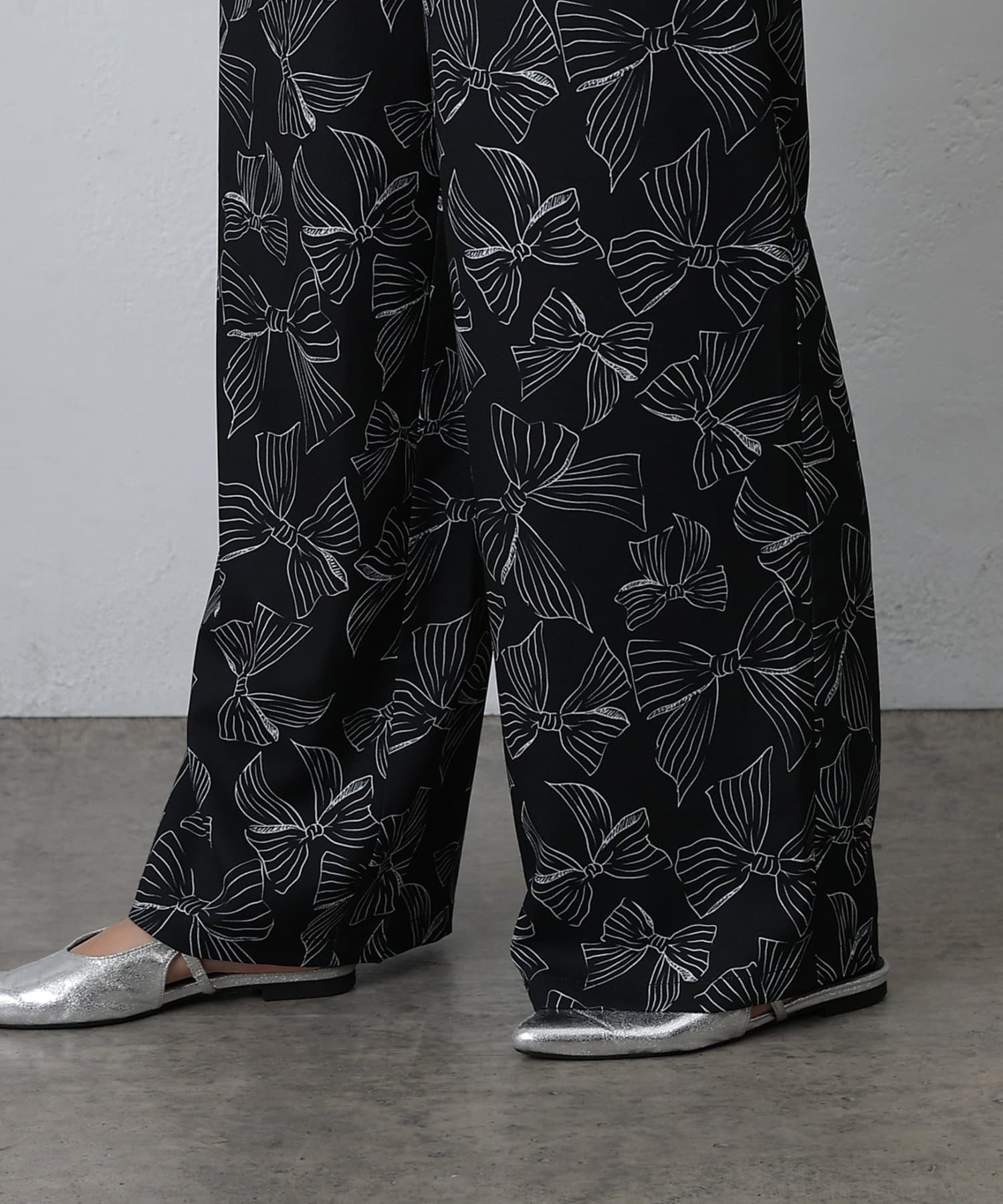 COLONY 2139(コロニー トゥーワンスリーナイン) リボン柄イージーパンツ