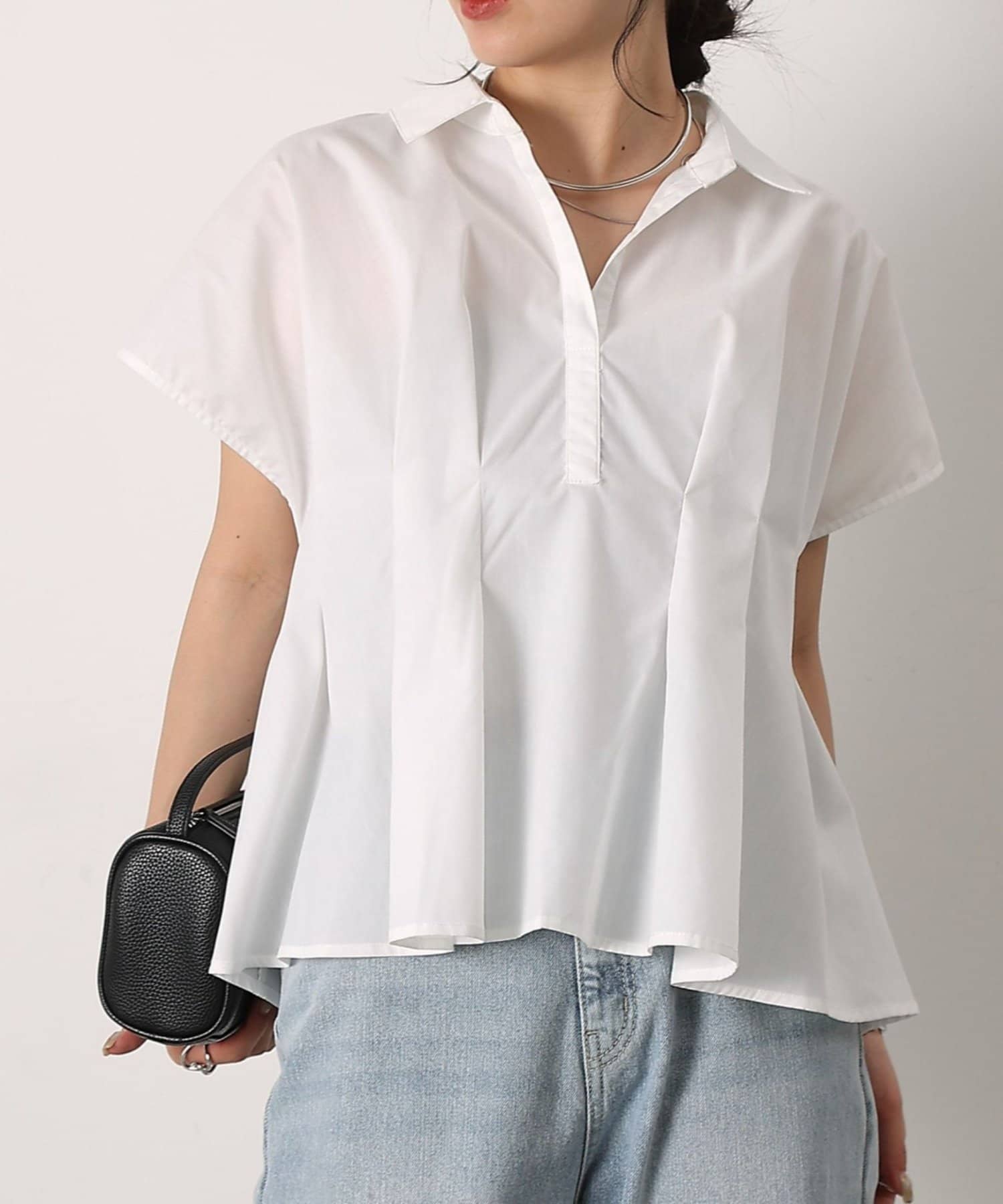 【一点投入でトレンド感UP！タックデザインが目を引く、主役級ブラウス】いつものコーディネートをグッとアップデートさせる、デザイン性の高いシャツが登場。計算されたウエストタックとヘムラインのデザインが、