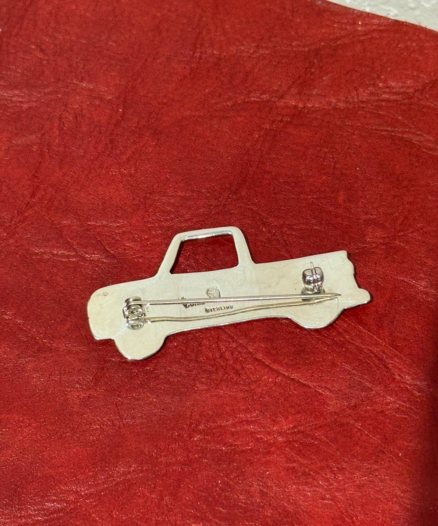 BEARDSLEY(ビアズリー) 《HARPO》ブローチ（車）