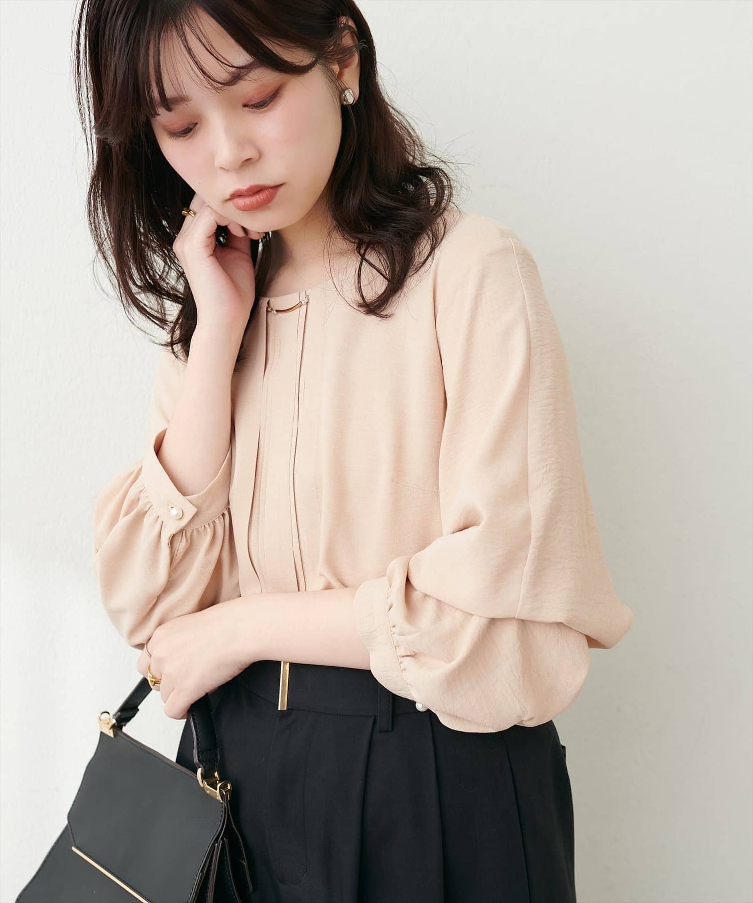 NICE CLAUP / OLIVE des OLIVE OUTLET(ナイスクラップ  / オリーブ デ オリーブ アウトレット) 【natural couture】ゴールドバー付き袖くしゅ２ＷＡＹブラウ