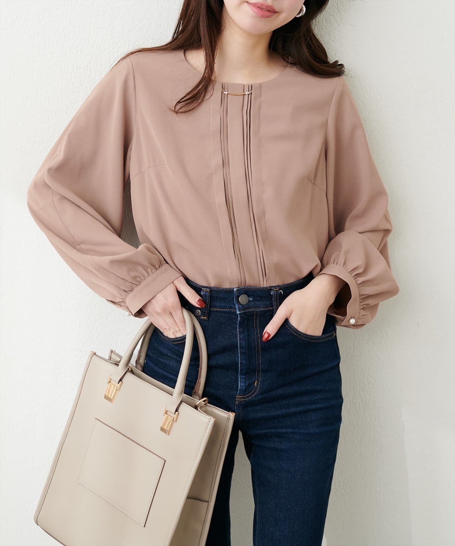 NICE CLAUP / OLIVE des OLIVE OUTLET(ナイスクラップ  / オリーブ デ オリーブ アウトレット) 【natural couture】ゴールドバー付き袖くしゅ２ＷＡＹブラウ