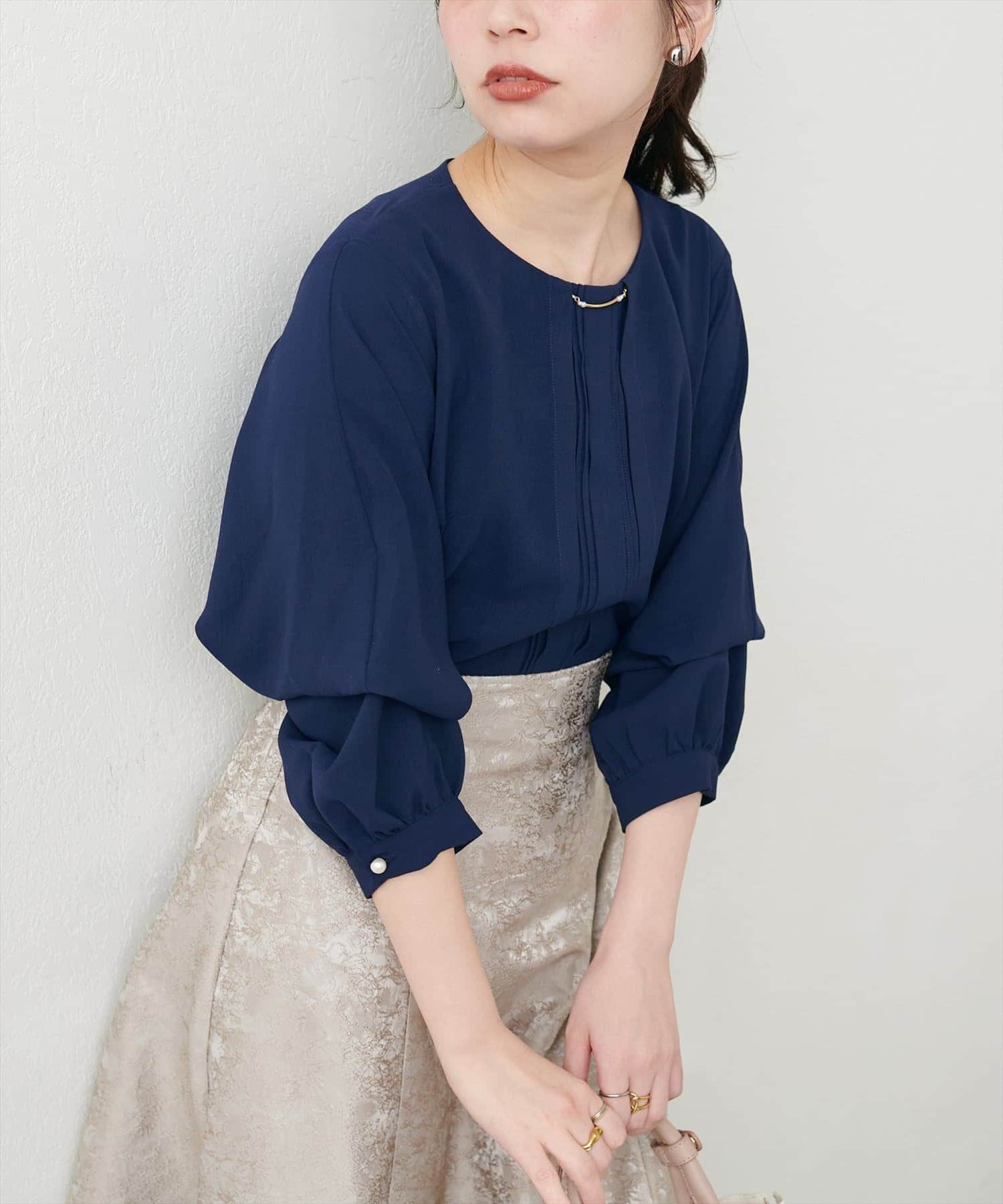 NICE CLAUP / OLIVE des OLIVE OUTLET(ナイスクラップ  / オリーブ デ オリーブ アウトレット) 【natural couture】ゴールドバー付き袖くしゅ２ＷＡＹブラウ