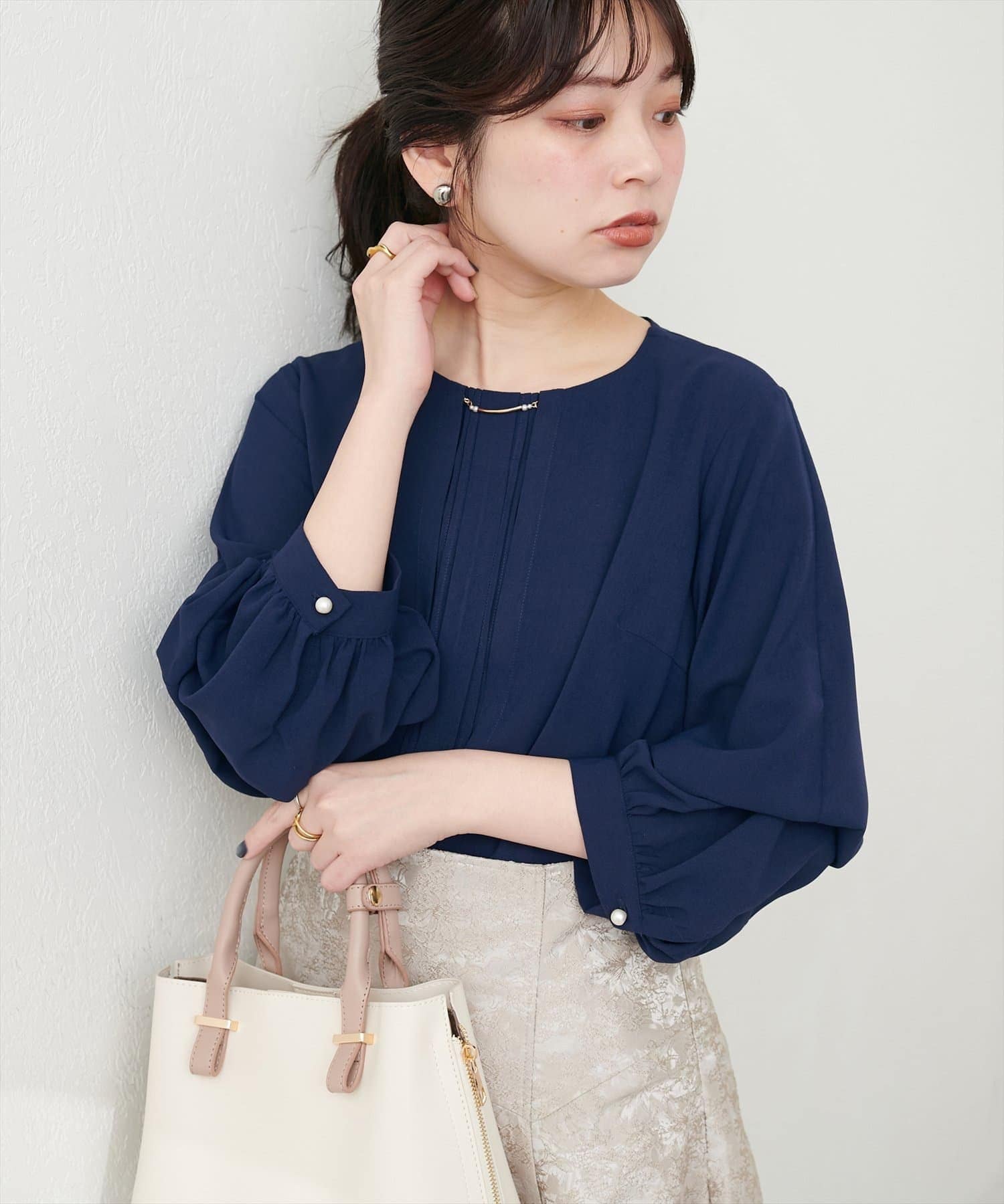 NICE CLAUP / OLIVE des OLIVE OUTLET(ナイスクラップ  / オリーブ デ オリーブ アウトレット) 【natural couture】ゴールドバー付き袖くしゅ２ＷＡＹブラウ