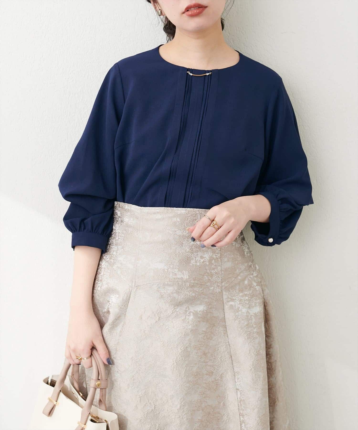 NICE CLAUP / OLIVE des OLIVE OUTLET(ナイスクラップ  / オリーブ デ オリーブ アウトレット) 【natural couture】ゴールドバー付き袖くしゅ２ＷＡＹブラウ