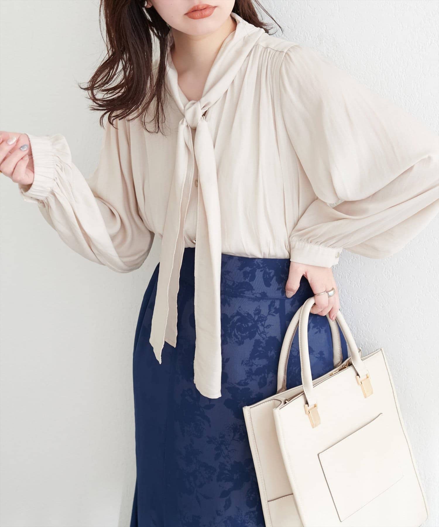 【2025SS natural couture】フェミニンな魅力をプラスしたリボンタイブラウス■Designnaturalcouture定番、マット釦とろみサテンBLのシンプルなノーカラーデザインをア