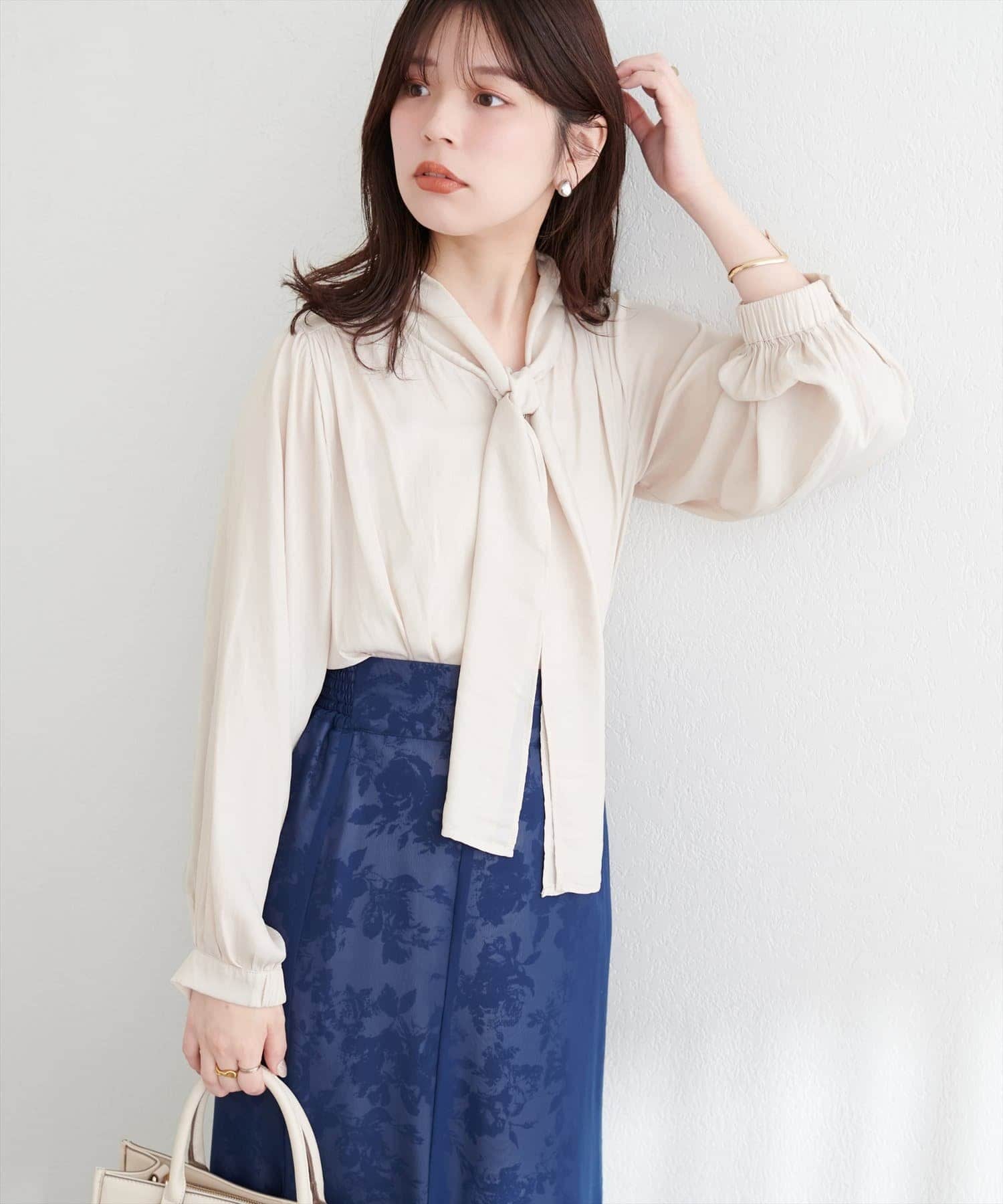 NICE CLAUP / OLIVE des OLIVE OUTLET(ナイスクラップ  / オリーブ デ オリーブ アウトレット) 【natural couture】とろみサテンボータイブラウス