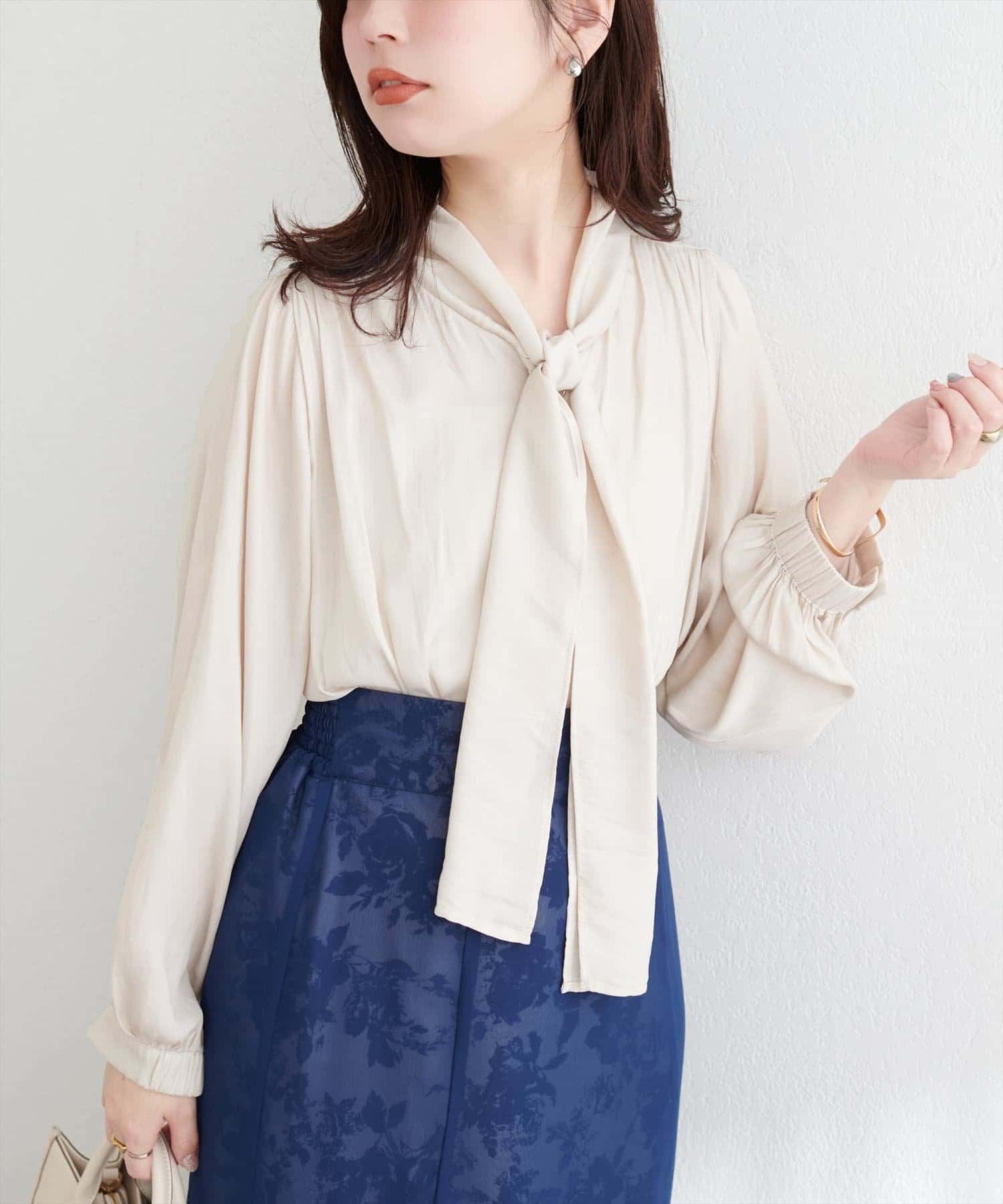 NICE CLAUP / OLIVE des OLIVE OUTLET(ナイスクラップ  / オリーブ デ オリーブ アウトレット) 【natural couture】とろみサテンボータイブラウス