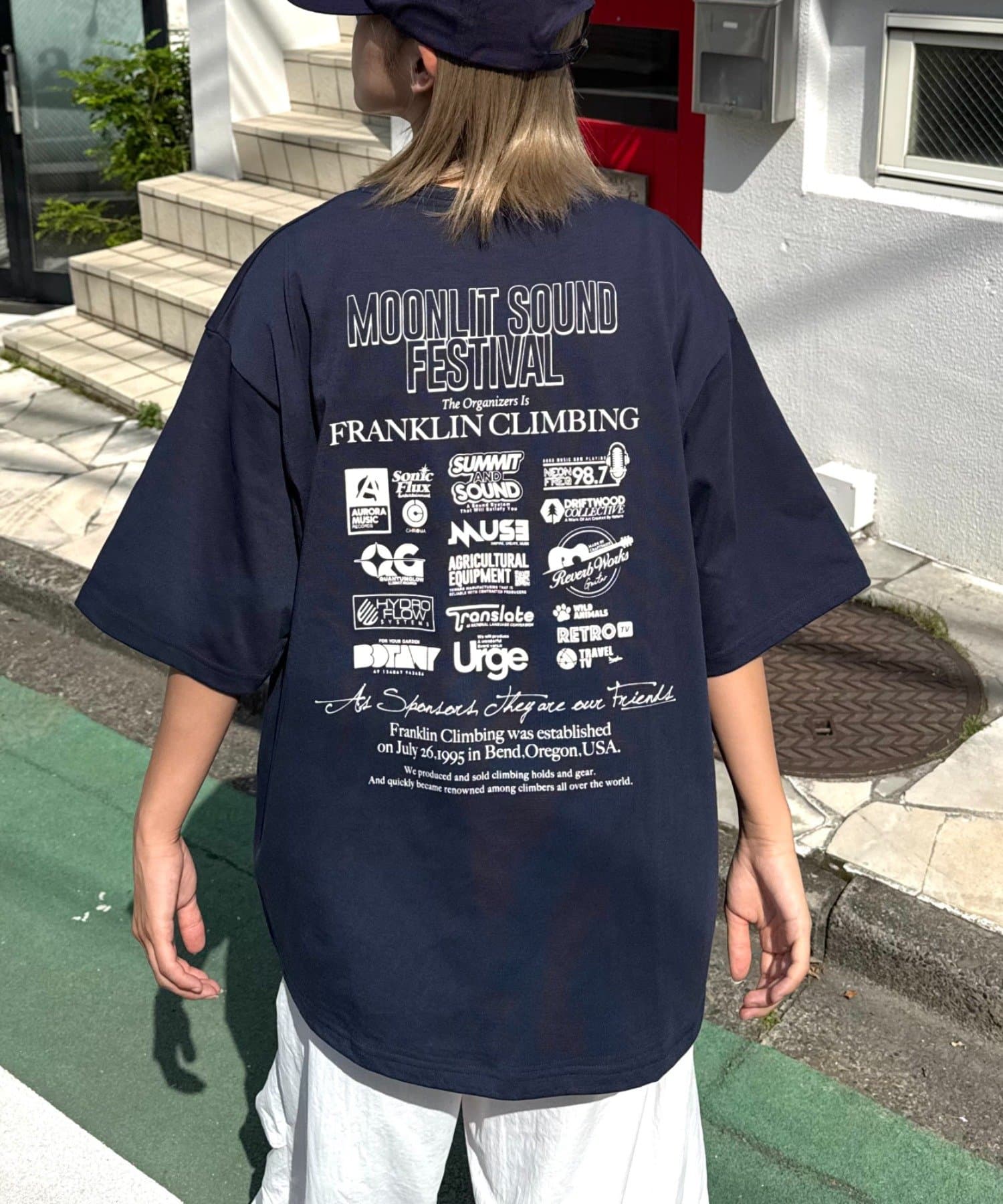 ヴィンテージライクでこなれ感◎気分を高める、架空の音楽フェスTシャツ！■デザイン抗ピル＆DRY機能で、快適な着心地が続く。まるでヴィンテージのバンドTのような存在感抜群のデザイン。フロントには「MOO