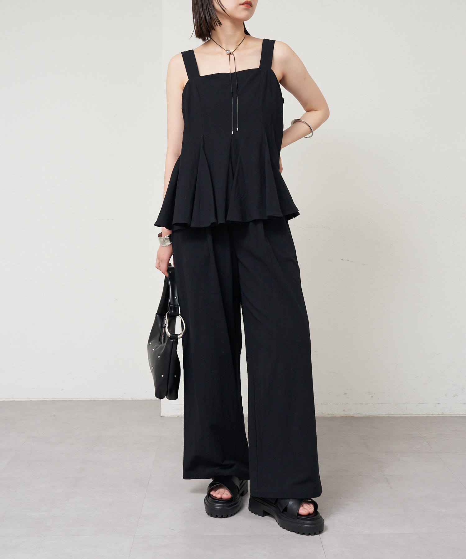 セットアップが可愛い♡ペプラムビスチェSET UPが登場！●デザイン・ビスチェとワイドパンツのセットアップがオシャレなペプラムビスチェSET UP。・タックの入ったビスチェのデザインが、立体的なシルエ