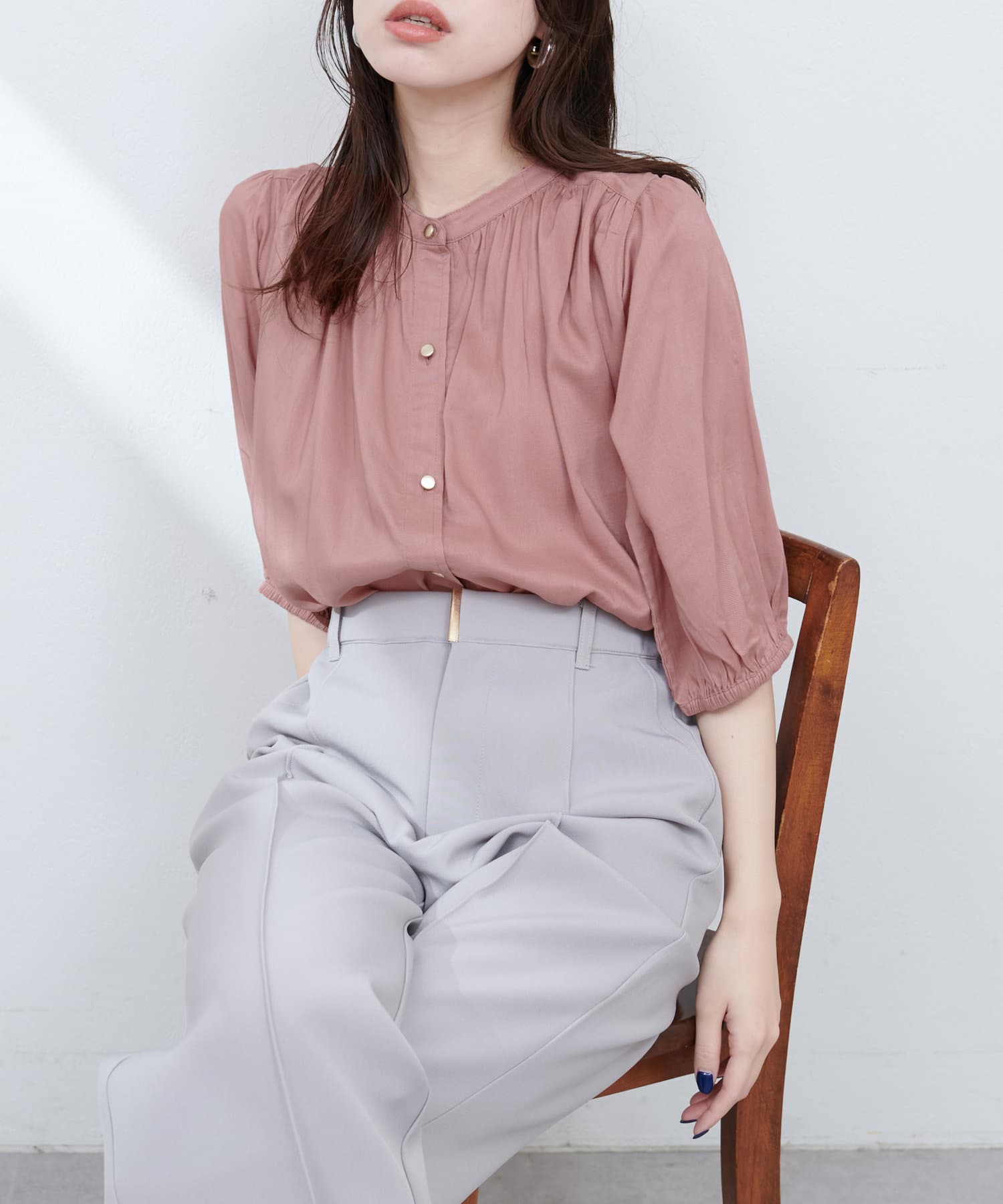 【2025SS natural couture】麻混ギャザーブラウス■Designふんわりとしたシルエットと、麻混素材ならではのナチュラルな風合いが魅力のギャザーブラウス。首元のギャザーと薄金ボタンが