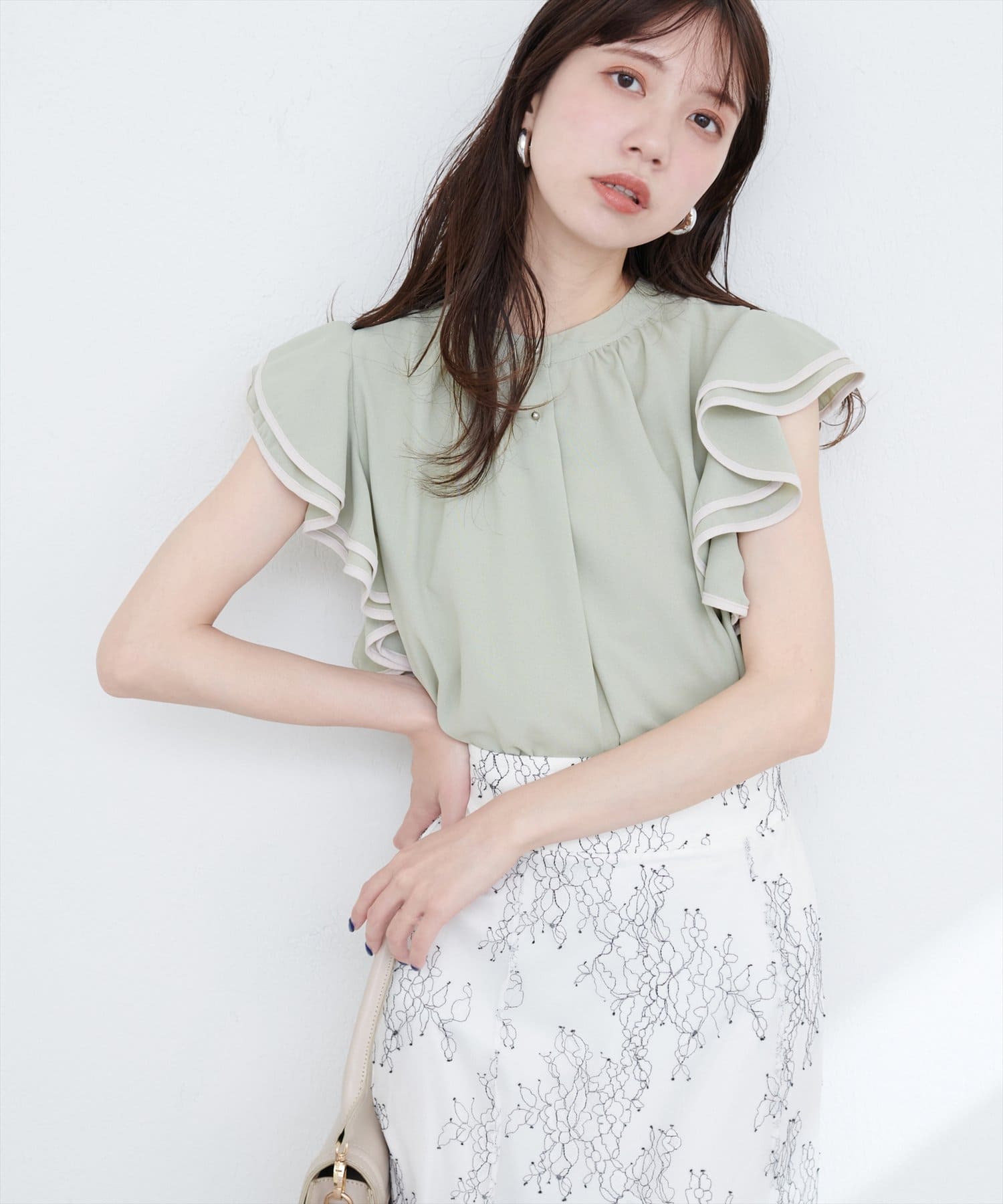 【2025SS natural couture】ラッフル袖が目を引くガーリーブラウス■Designコーデに加えるだけでほんのり甘さをプラスしてくれる、ラッフルスリーブデザインが魅力なブラウス。たっぷり
