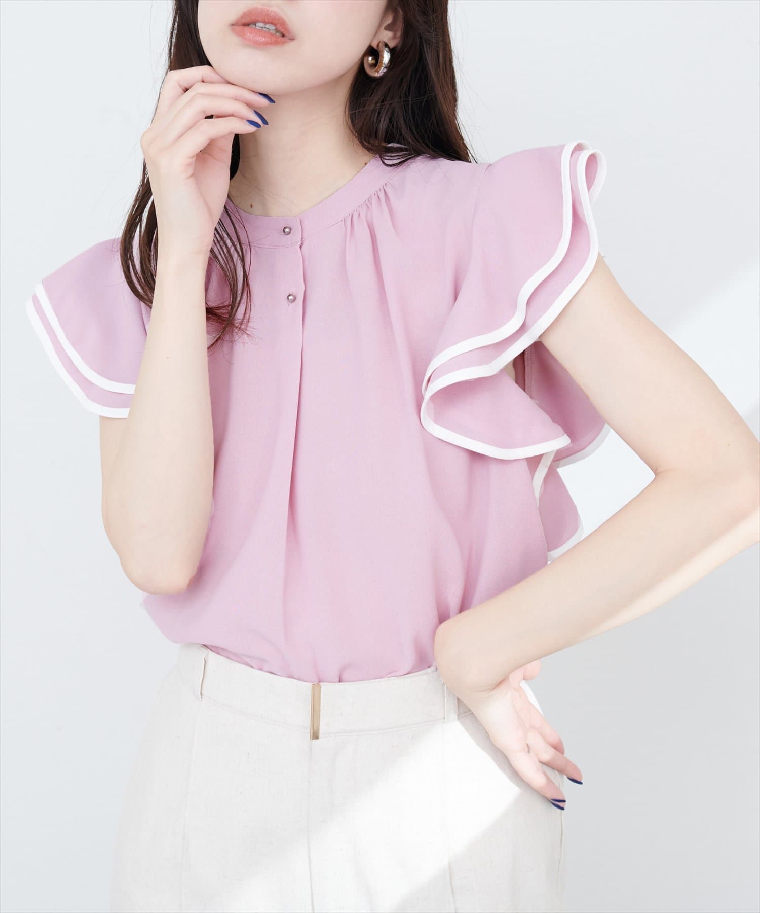 【2025SS natural couture】ラッフル袖が目を引くガーリーブラウス■Designコーデに加えるだけでほんのり甘さをプラスしてくれる、ラッフルスリーブデザインが魅力なブラウス。たっぷり
