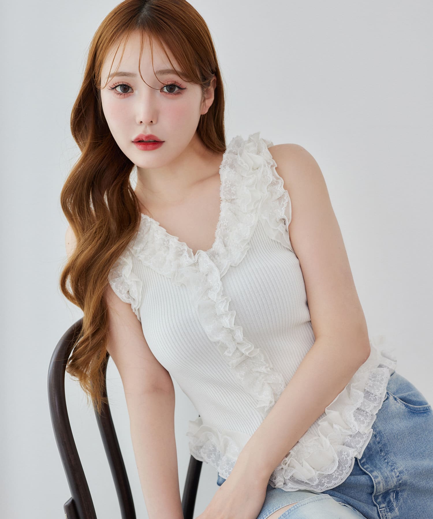 ウエスト：57cm~NICECLAUP 2025 Summer Collection~繊細なチュールフリルをたっぷりあしらった、フェミニンムード満点のキャミソール。ボディラインにほどよく沿うシルエット