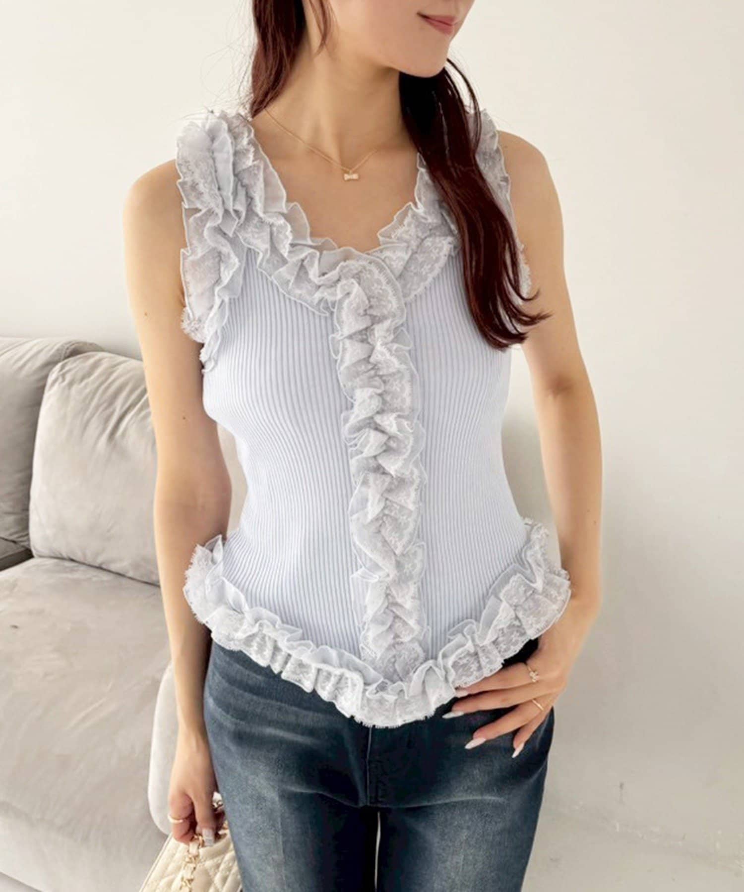ウエスト：57cm~NICECLAUP 2025 Summer Collection~繊細なチュールフリルをたっぷりあしらった、フェミニンムード満点のキャミソール。ボディラインにほどよく沿うシルエット