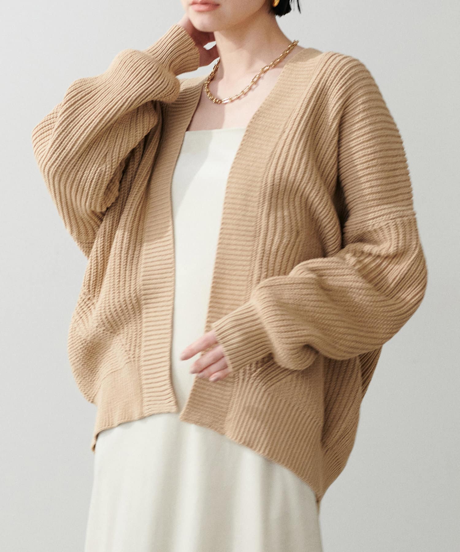 【2025SS LARUTA】ドロップショルダー片畦ニットカーディガン■Design　片畦のざっくりとした網目が特徴のニットカーディガン。お尻まですっぽりの長めの着丈に、たっぷりとゆとりをもったドルマ