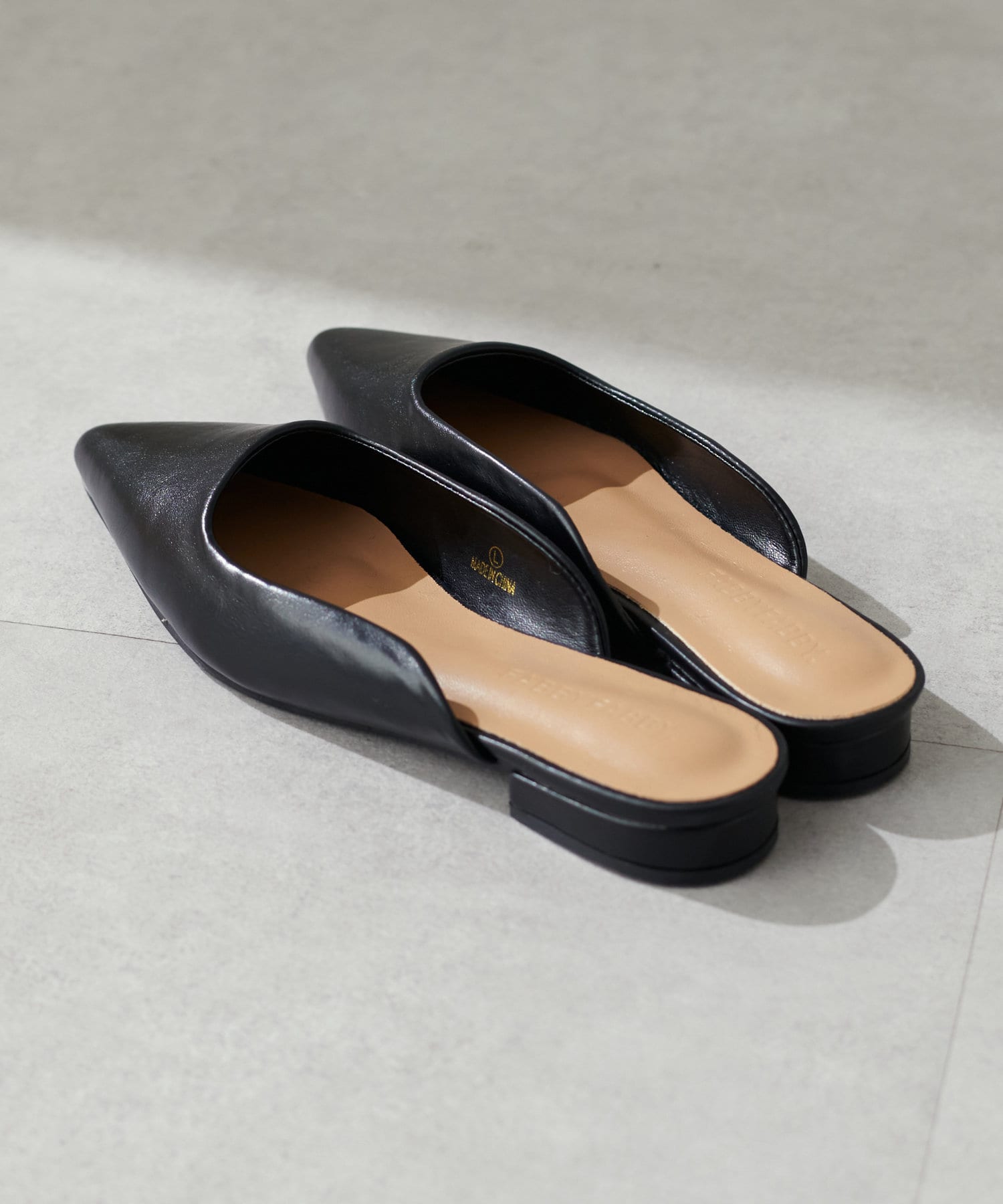 ♡ NOBLE BRENTA ミュール ホワイト 37【裏張り済み 美品】 Christian Louboutin - Just Queenie Silver Flat Sandal