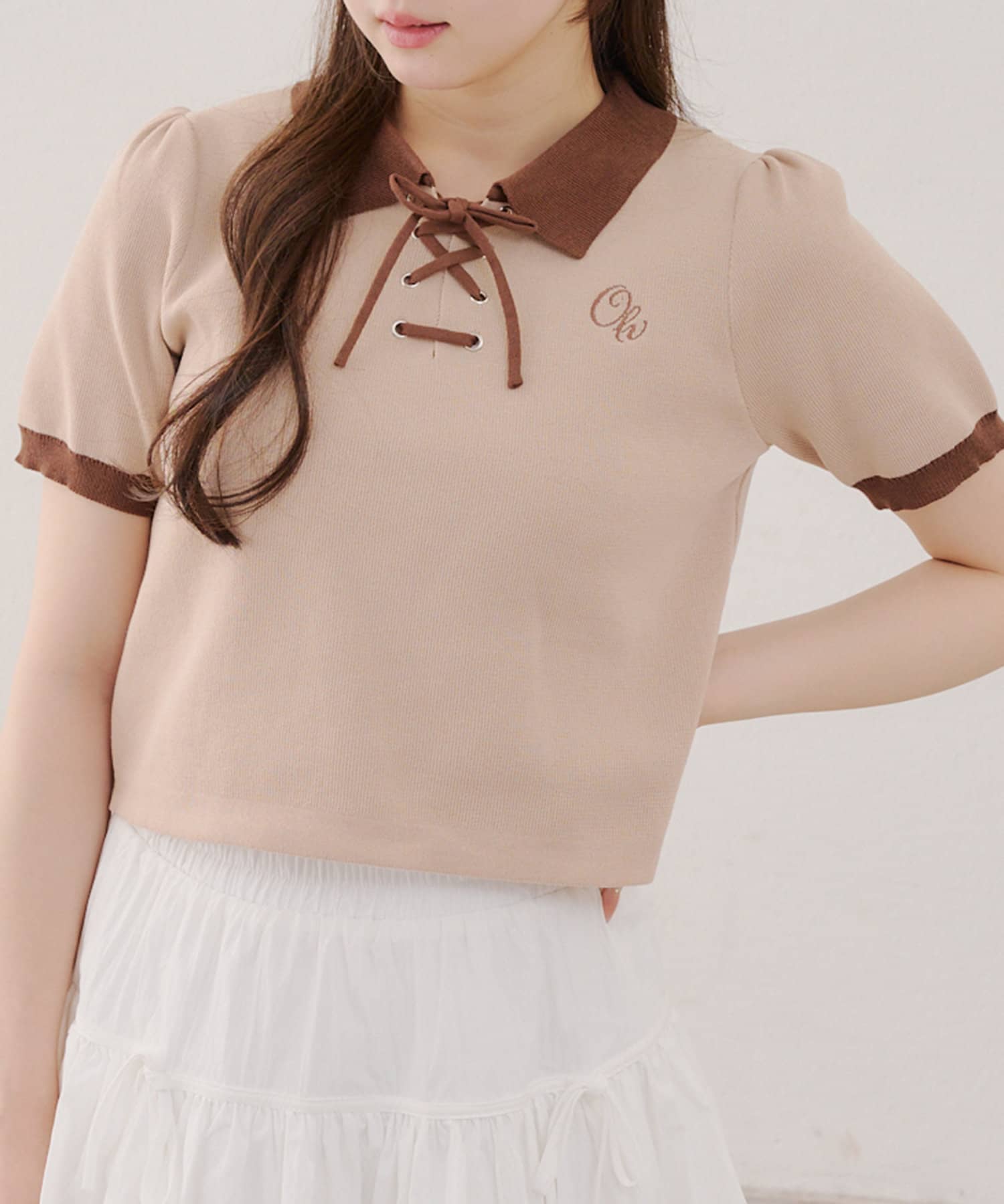 【2025SS ANOTHER BRANCH OLIVE des OLIVE】■ デザイン・レースアップデザインが可愛い半袖ニット・胸元の刺繍がポイントになった一枚です・ショート丈で自然とスタイルアッ