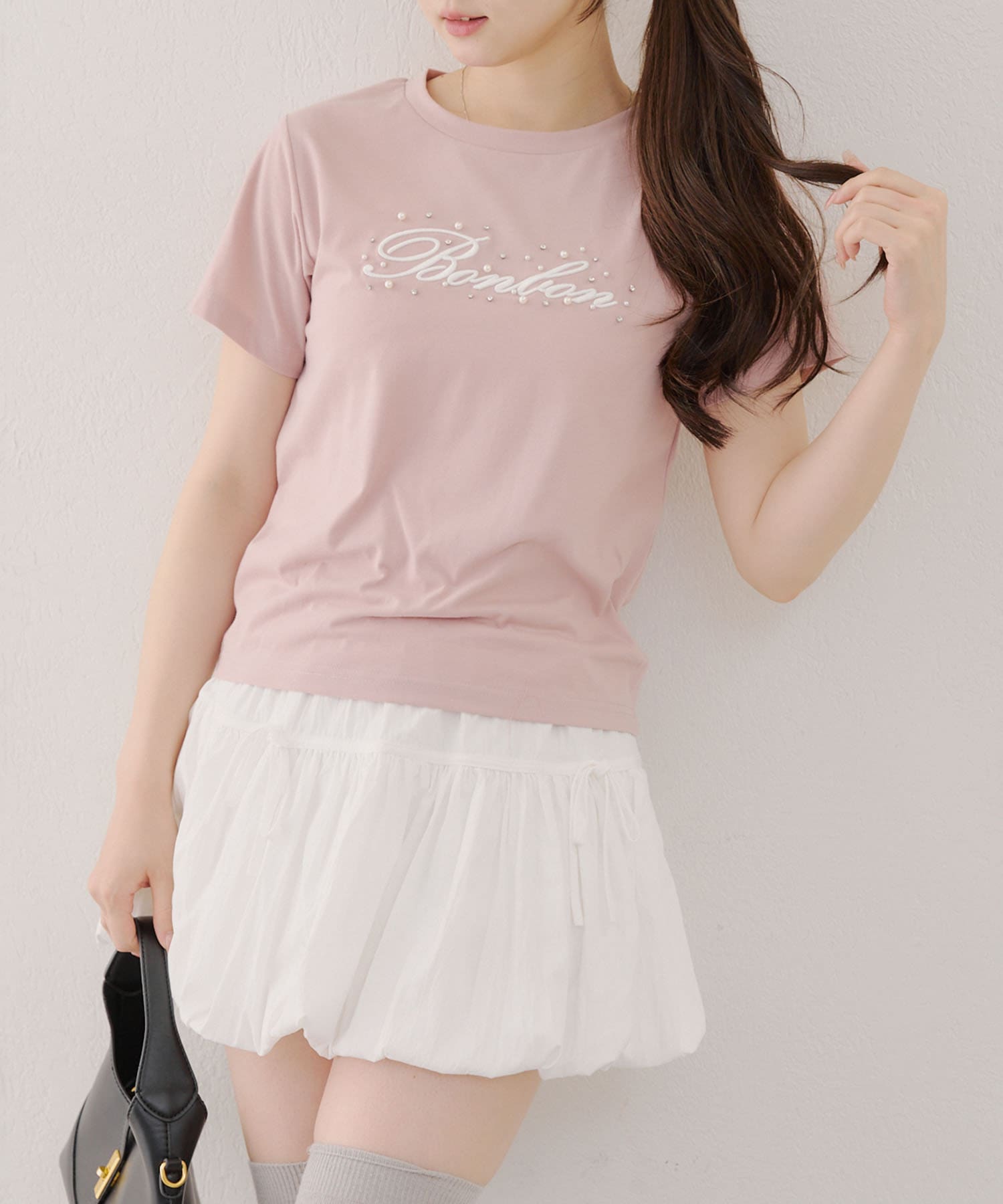 【2025SS continuer de NICE CLAUP】■ デザイン・つやっとしたパールがポイントになったロゴTシャツ・コンパクトなシルエットが女性らしいシルエットになる一枚・どんなボトムとも