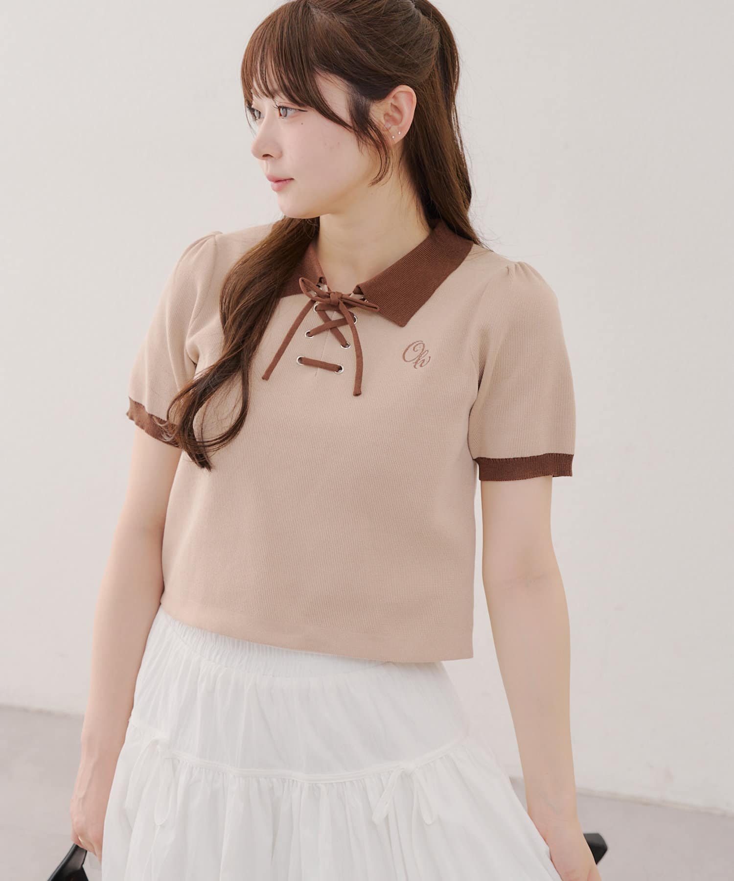【2025SS ANOTHER BRANCH OLIVE des OLIVE】■ デザイン・レースアップデザインが可愛い半袖ニット・胸元の刺繍がポイントになった一枚です・ショート丈で自然とスタイルアッ
